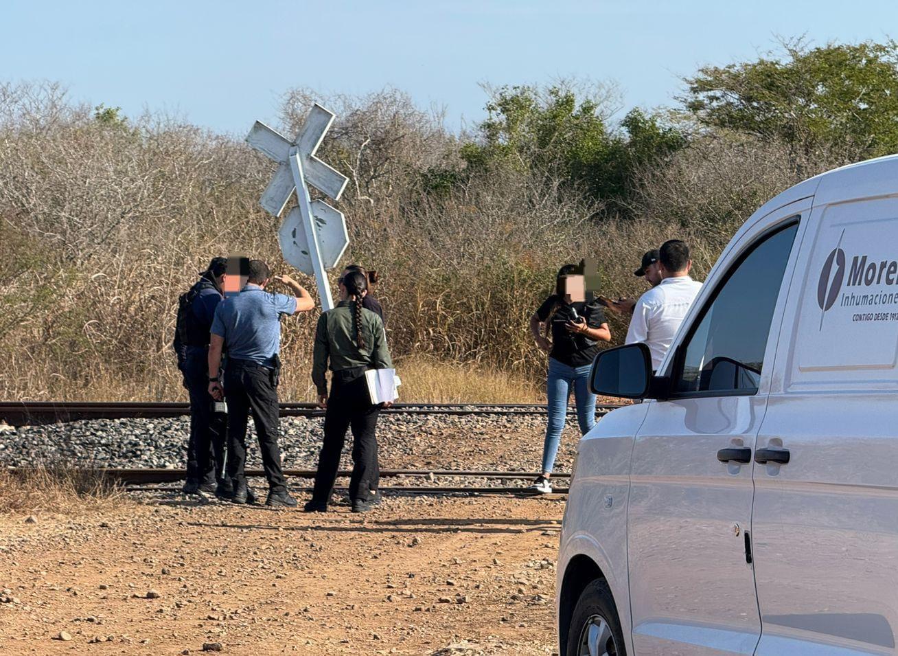 $!Encuentran a un hombre sin vida a un costado de la vía del tren, al norte de Mazatlán