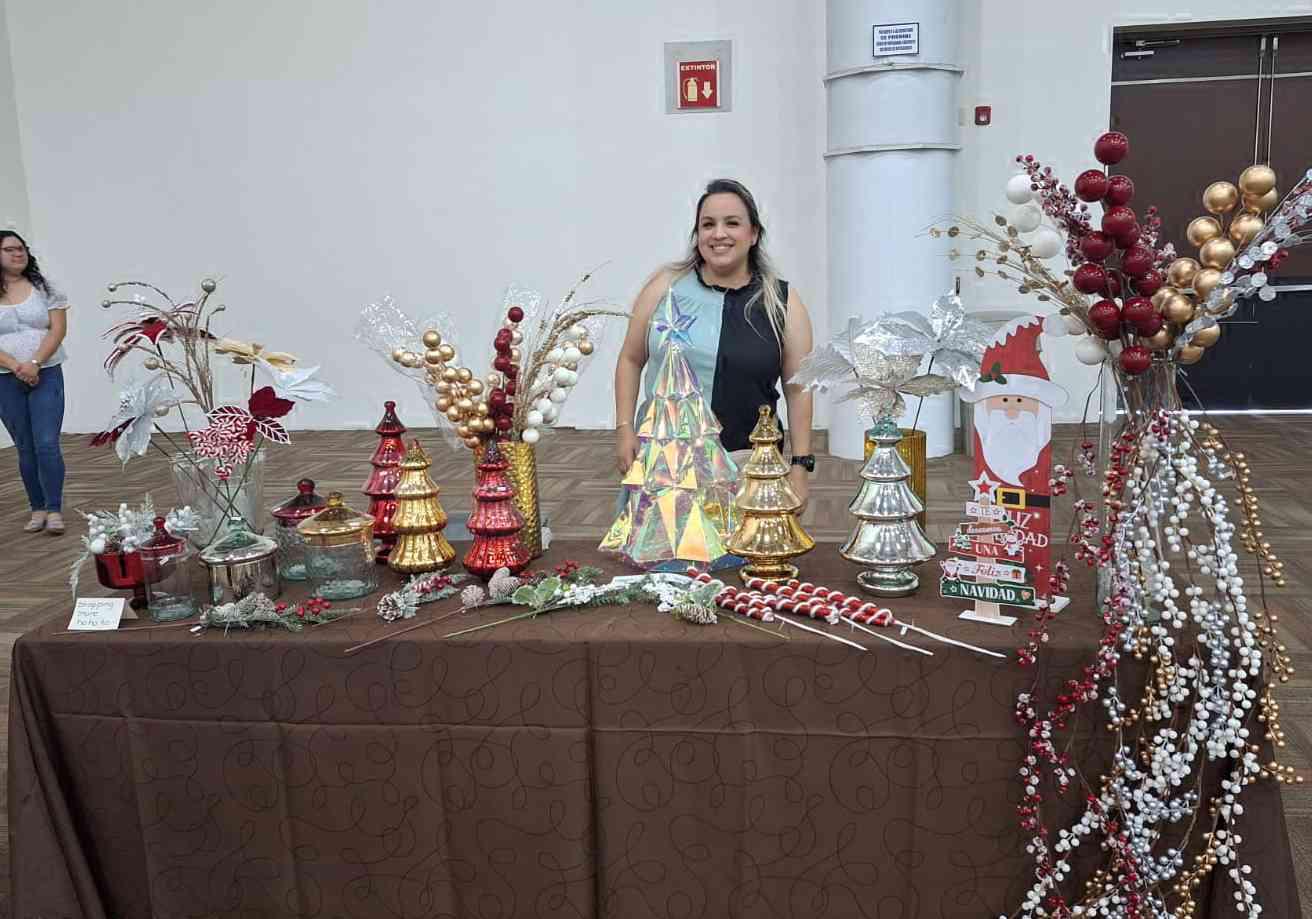 $!Algunos de los stands tuvieron a la venta artículos navideños.