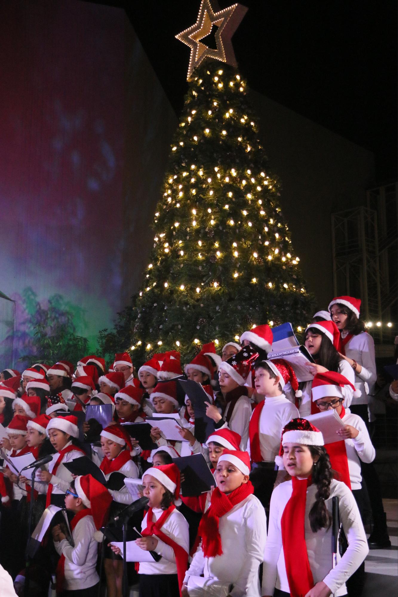 $!Con música de villancicos iluminan el Árbol Navideño del Isic