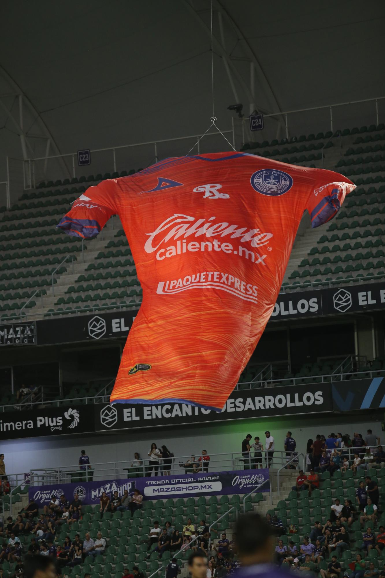 $!Jersey por fin pudo ser elevado con un dron y fue presentado en el Estadio El Encanto.