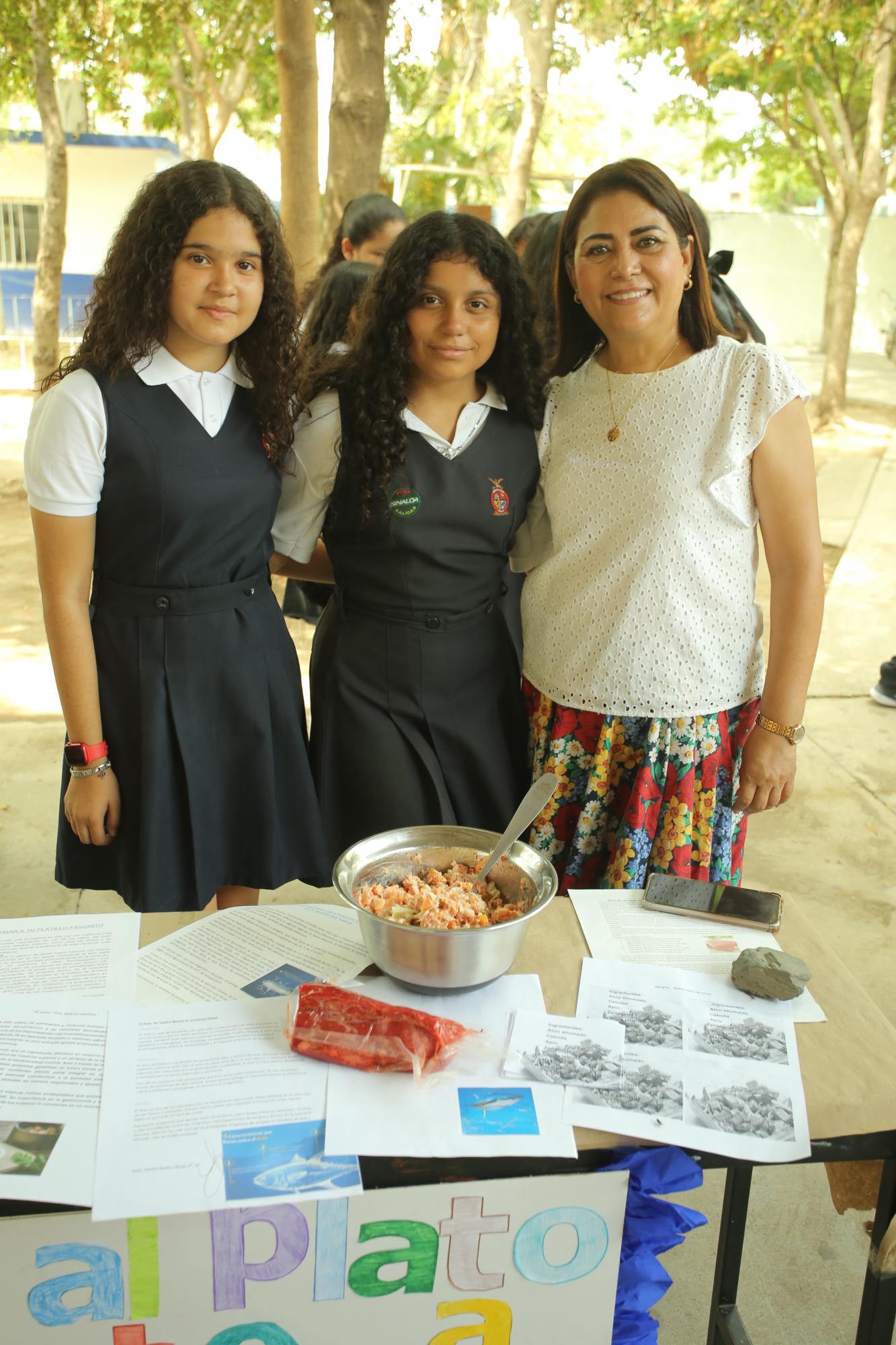 $!Camila Tirado y Estefanía Velasco junto a la profesora Claudia Lizárraga.