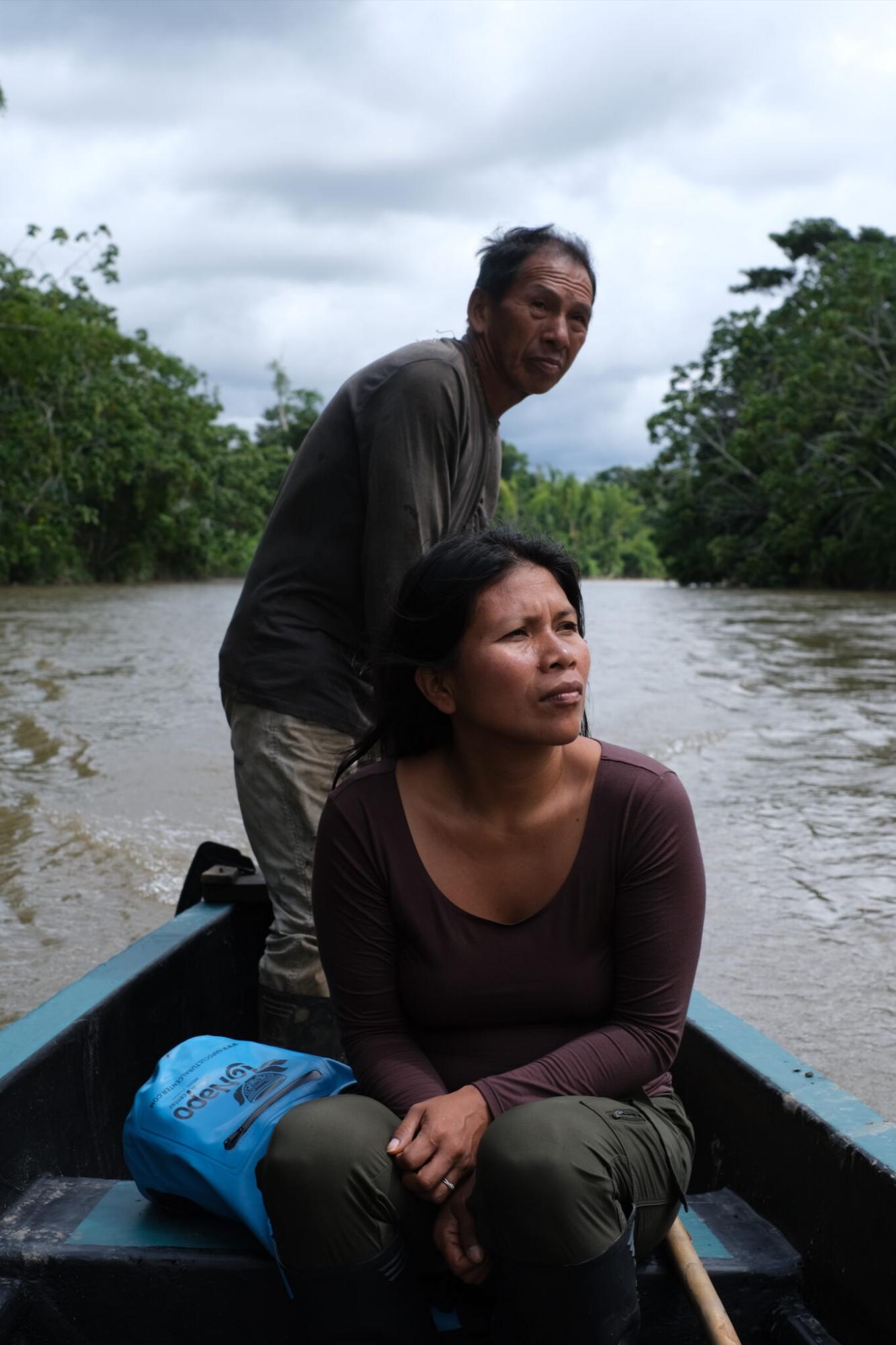 $!La lideresa waorani Nemonte Nenquimo y su padre, Tiri, en un viaje en canoa por su territorio ancestral.