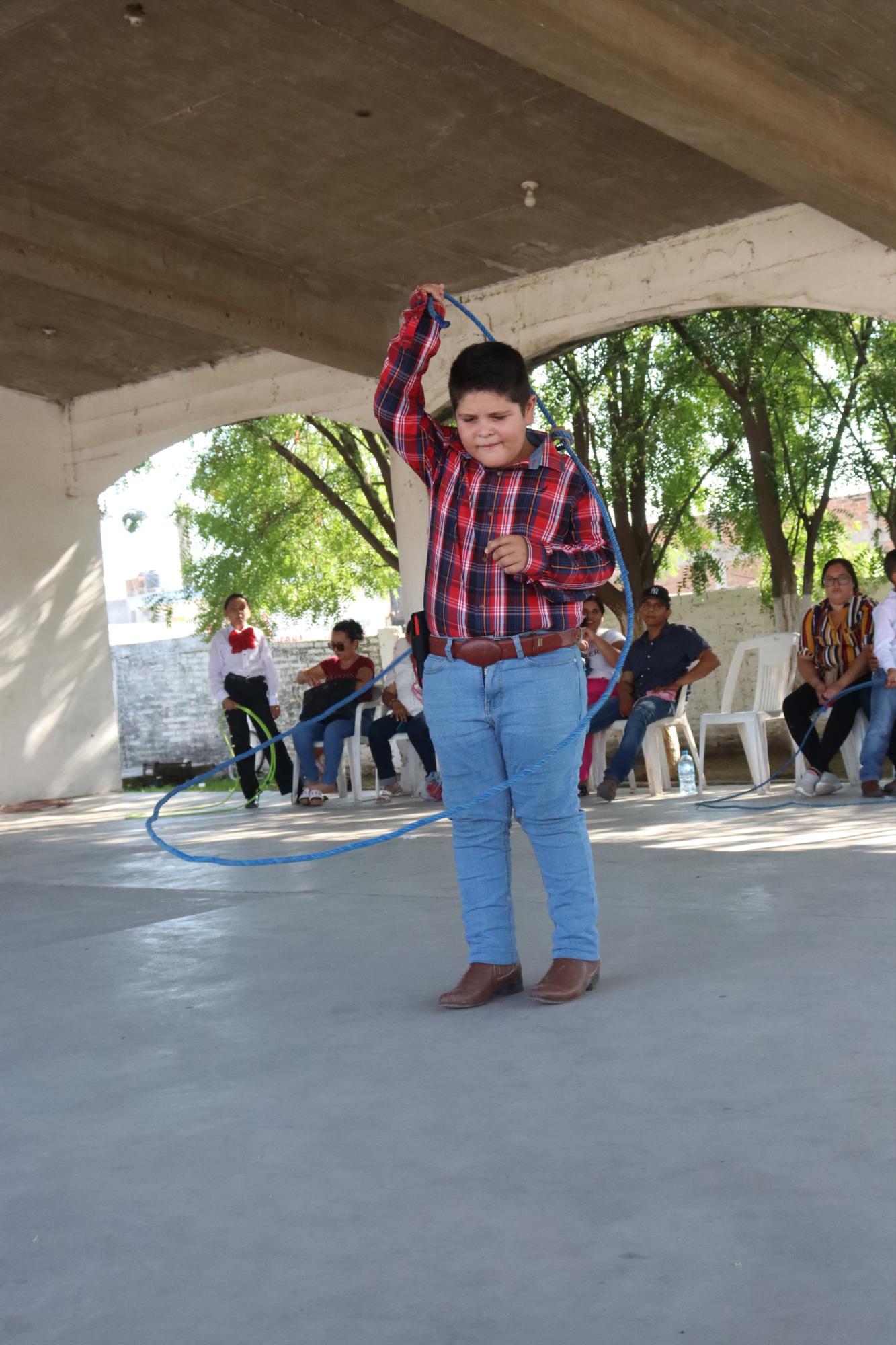 $!Celebran la cultura mexicana con el Primer Torneo de Floreo de Soga, en Villa Unión