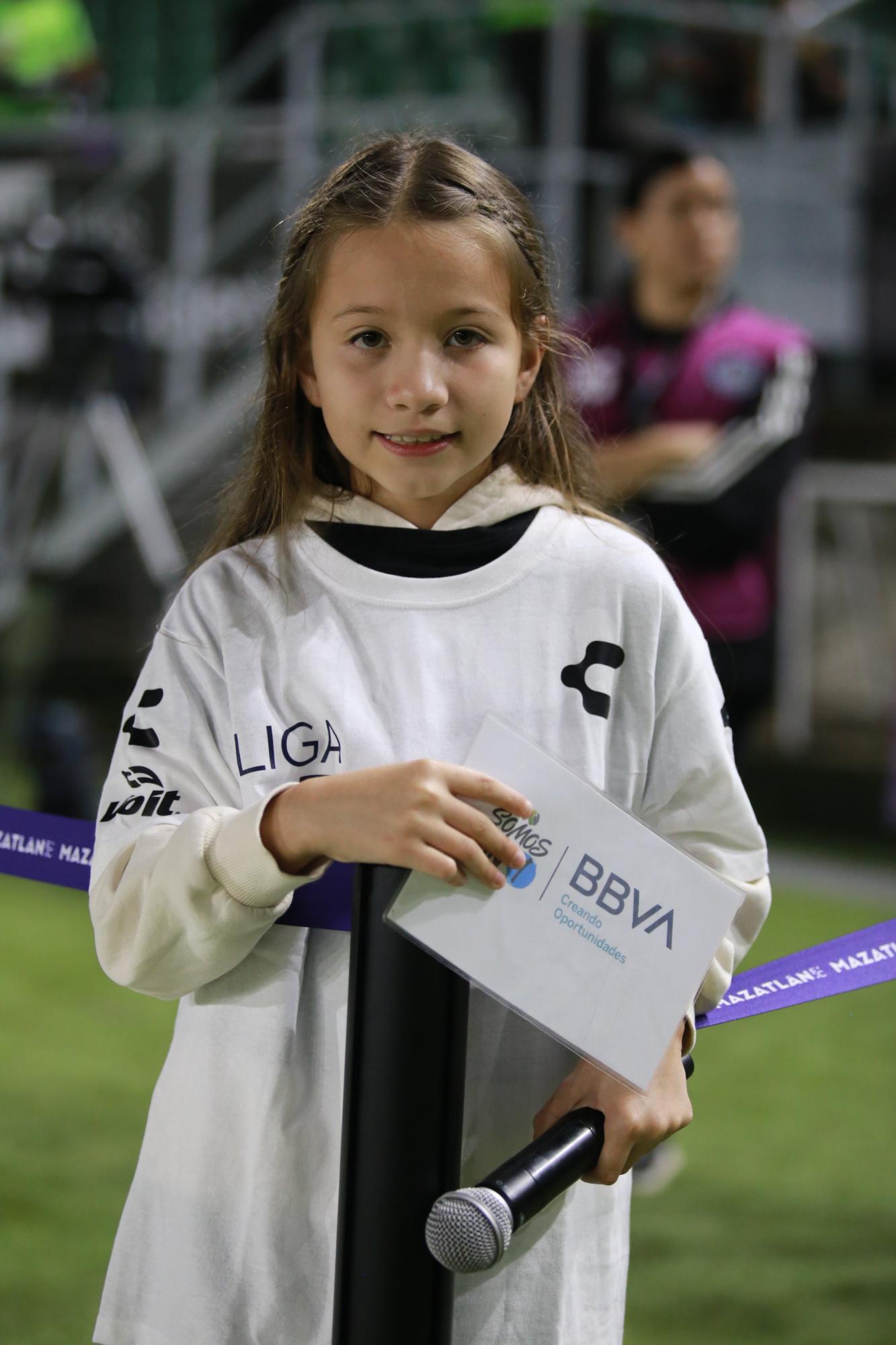 $!La pequeña Elena Salazar hizo entrega del balón para dar inicio con el encuentro.