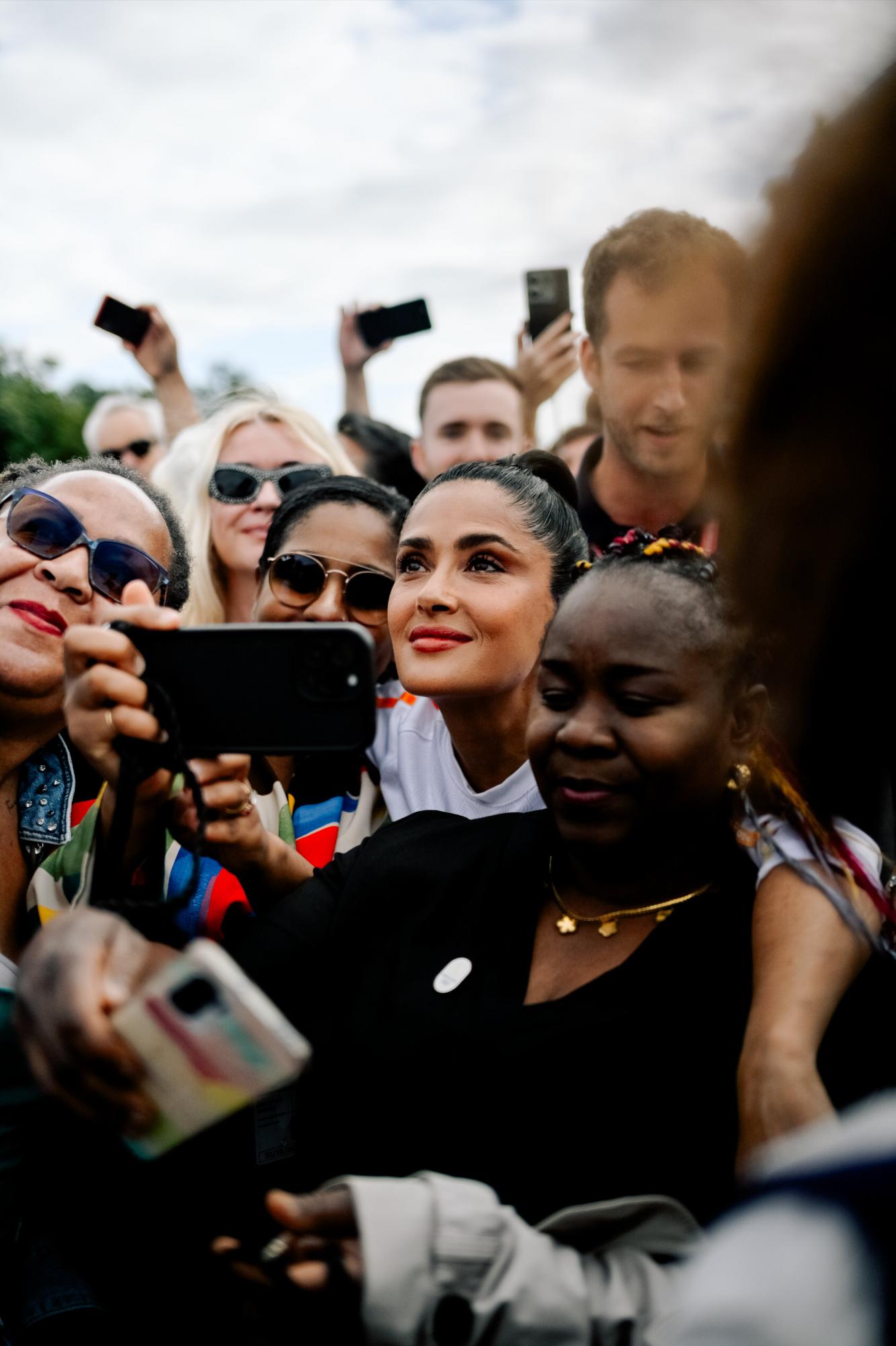 $!Salma Hayek porta la antorcha olímpica en Versalles