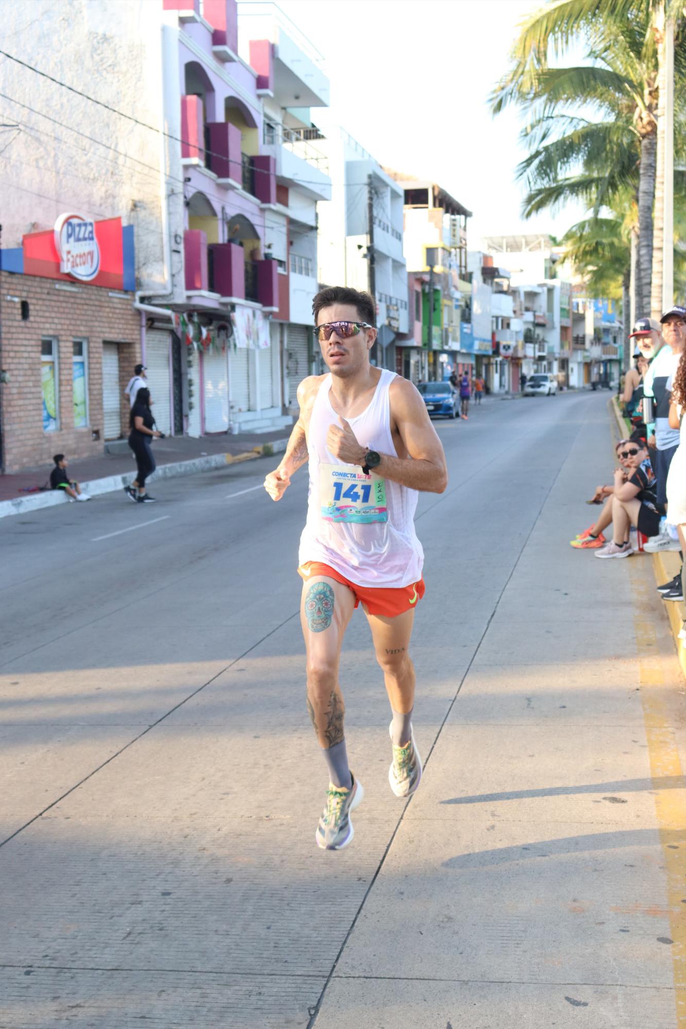 $!Vibran más de 300 atletas en el Malecón de Mazatlán, con la primera Carrera Conecta=Te