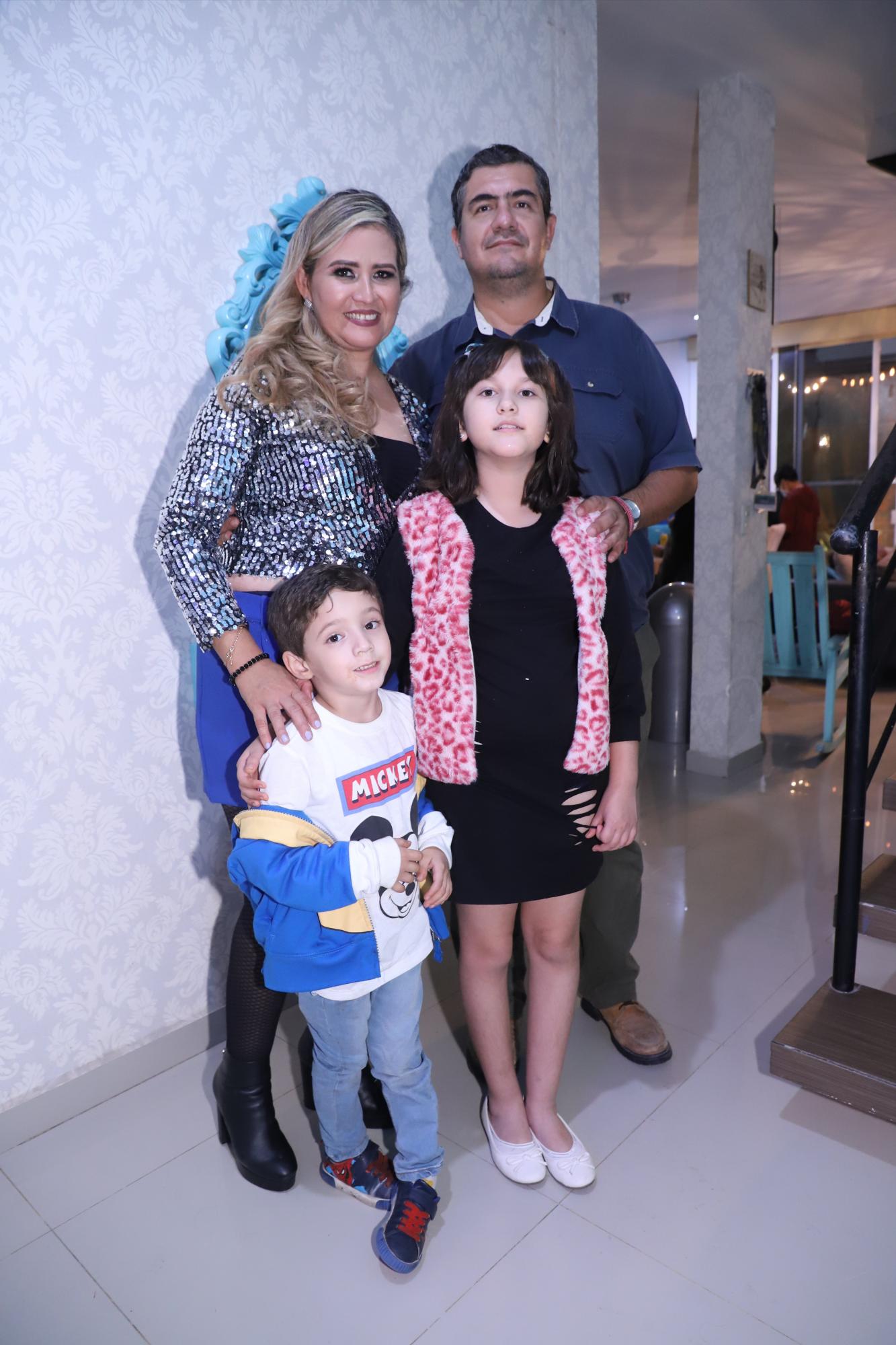 $!La cumpleañera junto a su esposo, Miguel Ángel Guerrero y sus hijos.