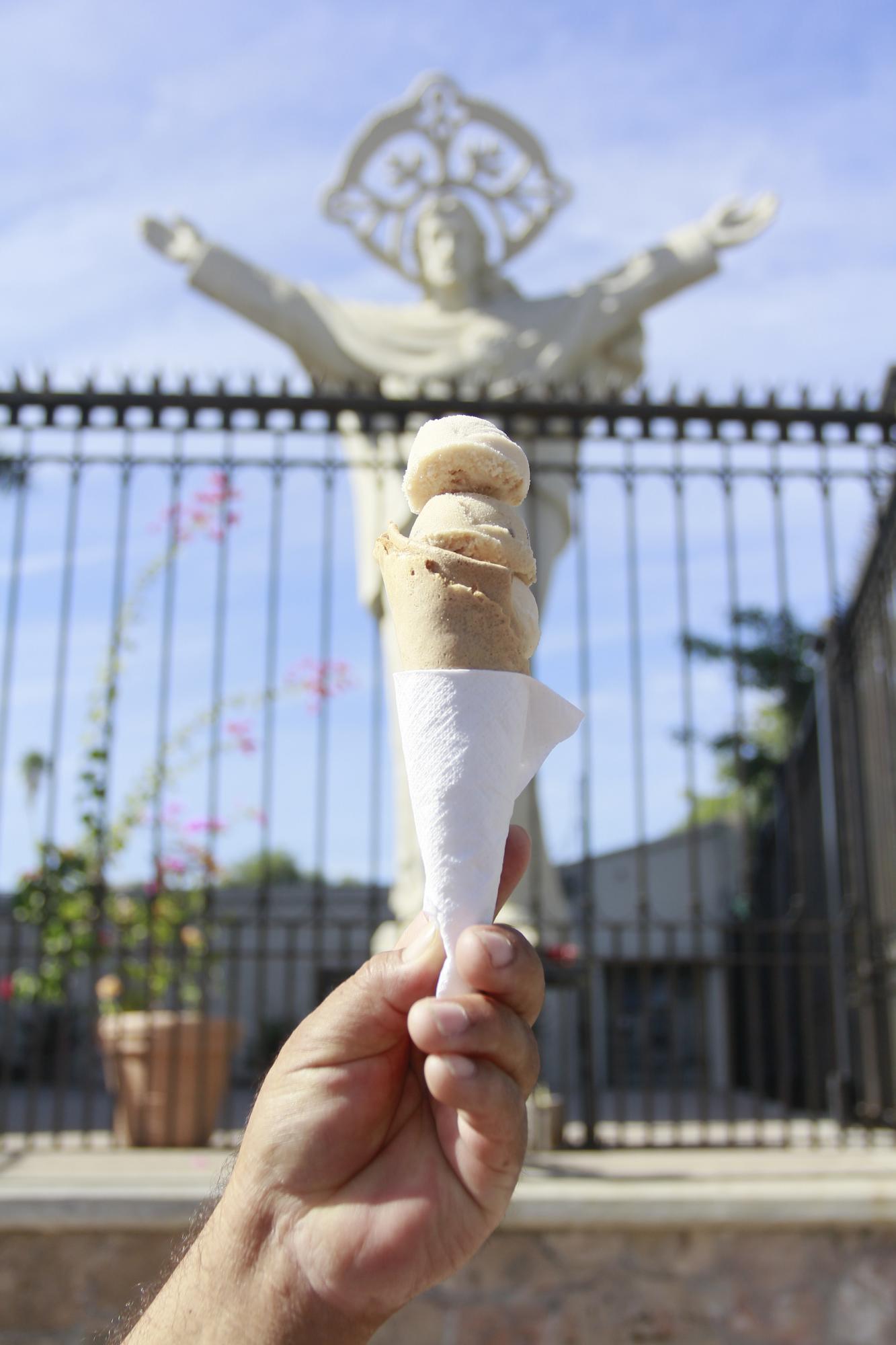 $!Desde hace 71 años, las nieves de garrafa de don Juan del Santuario siguen siendo el postre preferido de los culiacanenses