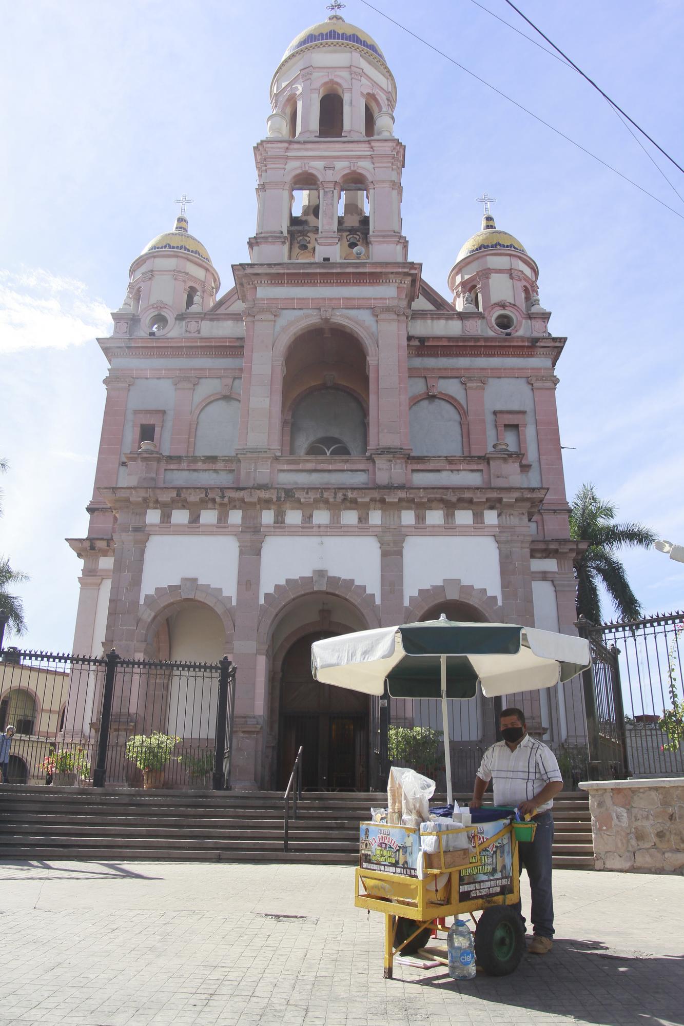 $!Desde hace 71 años, las nieves de garrafa de don Juan del Santuario siguen siendo el postre preferido de los culiacanenses