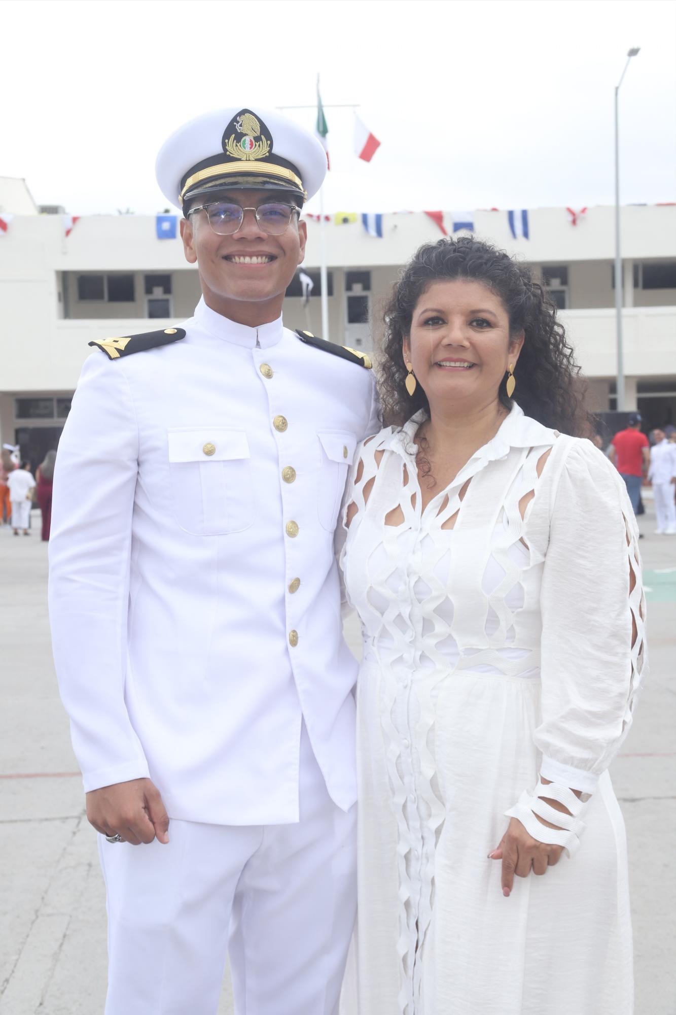 $!Daniel Núñez Sahagún junto a su mamá Alma Sahagún.