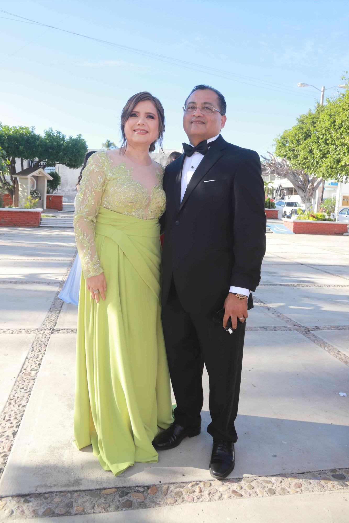 $!Carmen Hernández y Andrés Delgado, papás de la novia.