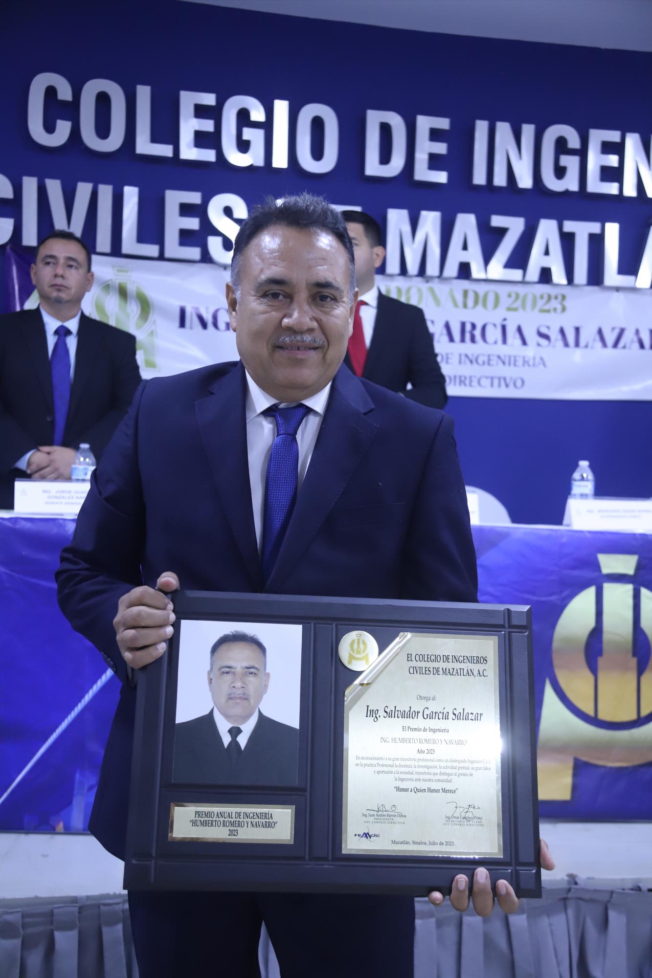 $!El ingeniero civil Salvador García Salazar recibió el Premio Humberto Romero Navarro, que otorga cada año el Colegio de Ingenieros Civiles de Mazatlán.