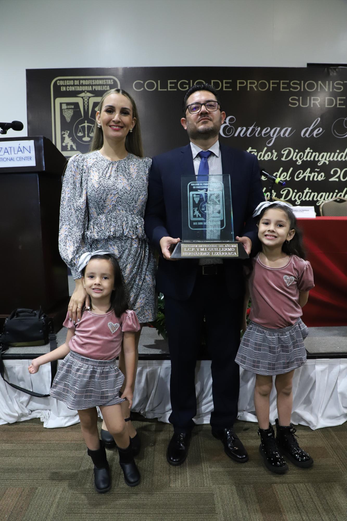 $!Guillermo Hernández Lizárraga junto a su esposa Adriana Arredondo y sus hijas Regina y Victoria.