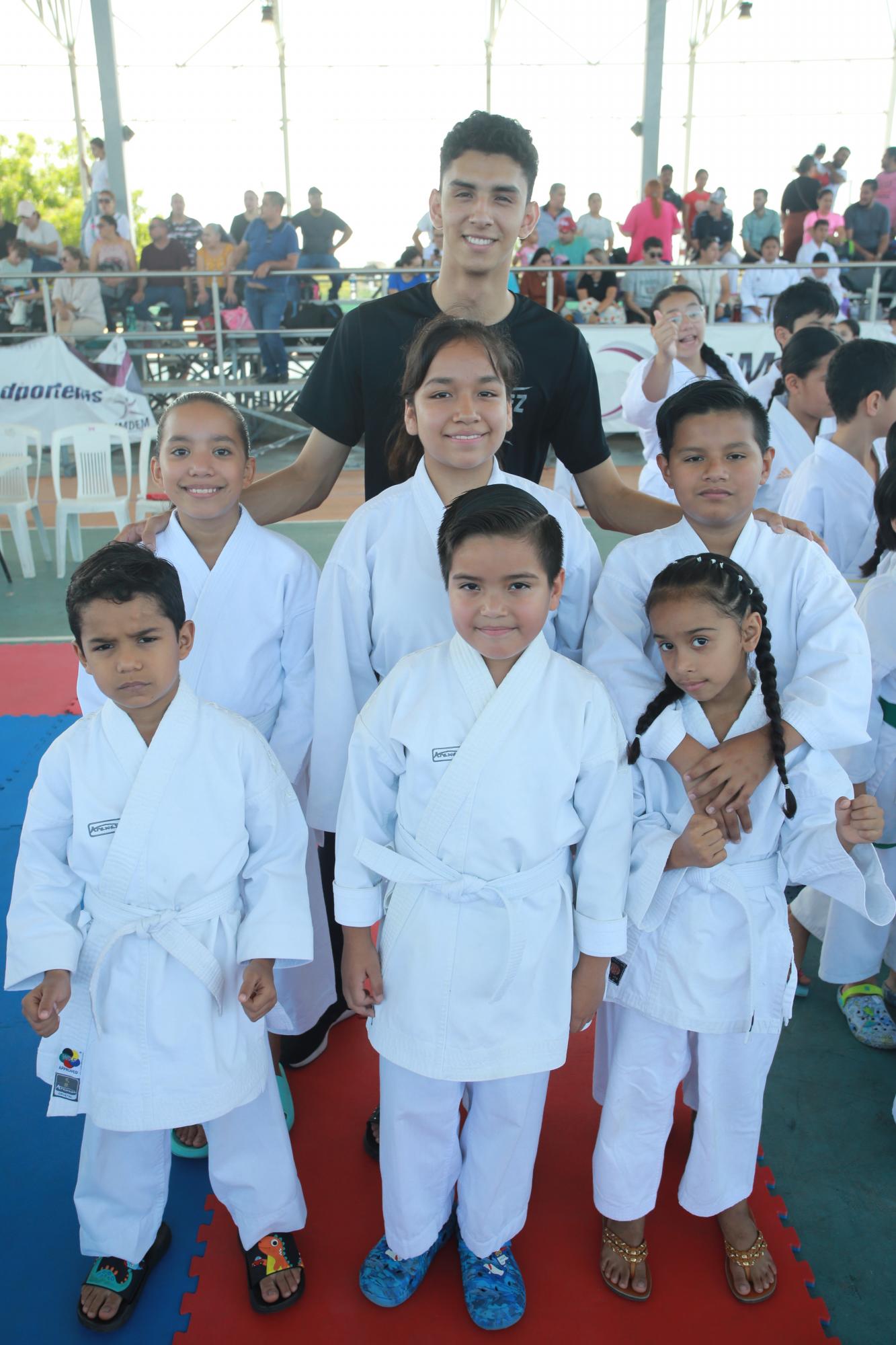 $!El sensei Juan Luis Hernández junto a sus pupilos del Dojo Oshishindou.