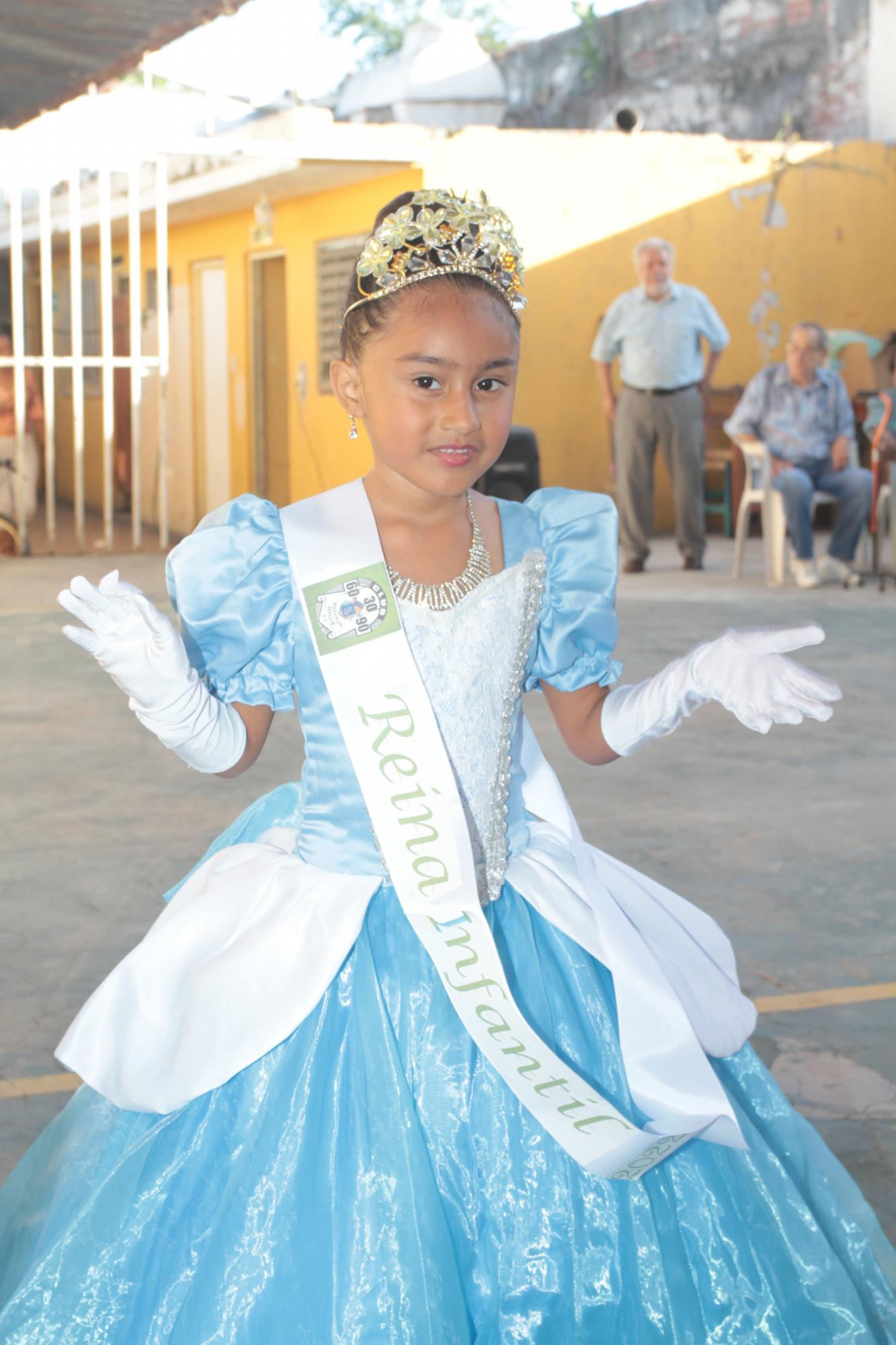 $!Romina con su corona de reina.