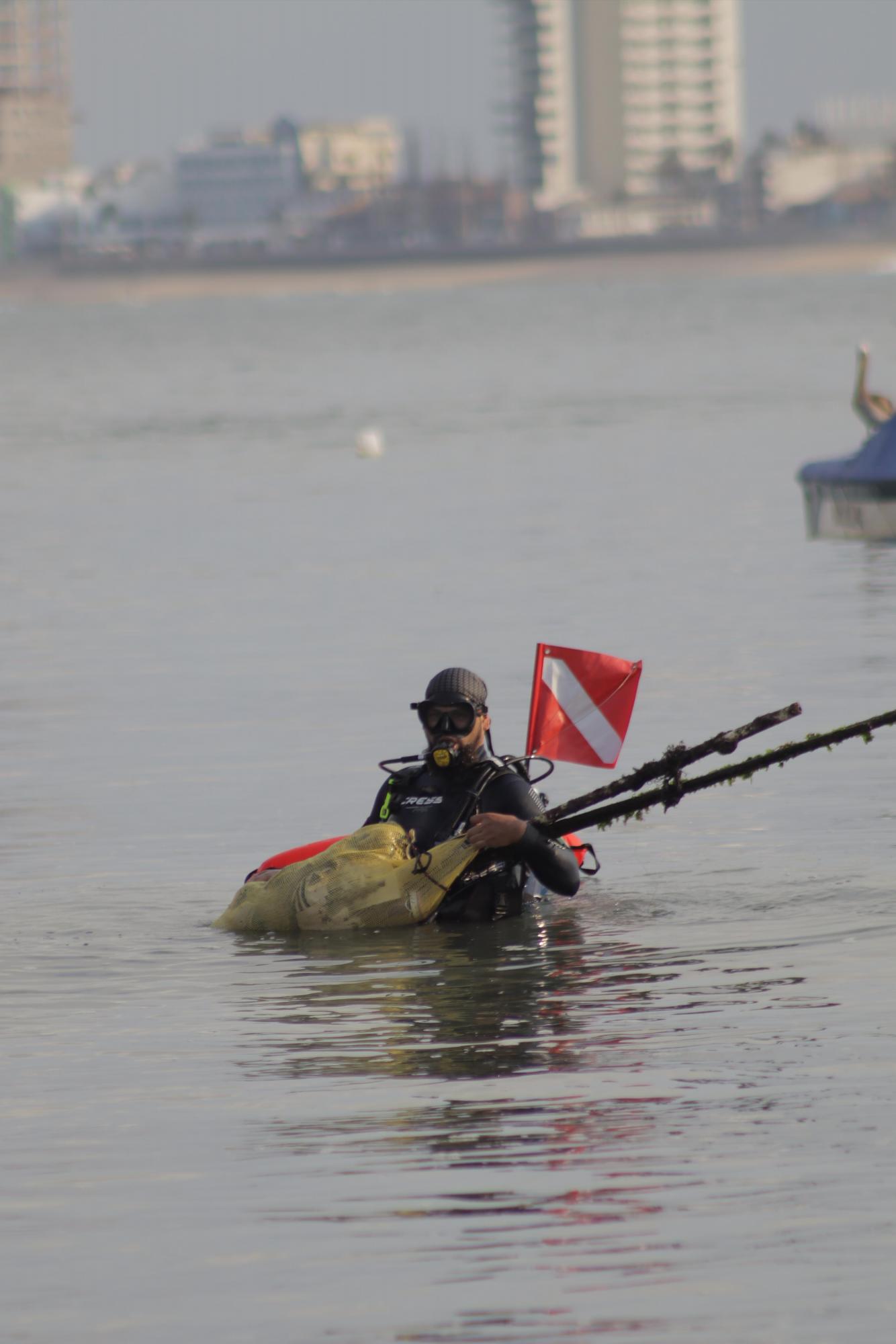 $!Limpian las playas de Mazatlán y sacan cerca de una tonelada de basura, entre ellos 200 kilos bajo el mar