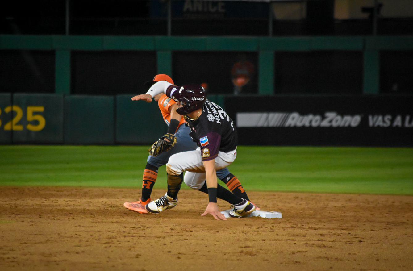 $!Tomateros de Culiacán saca la escoba en el Clásico de la LMP