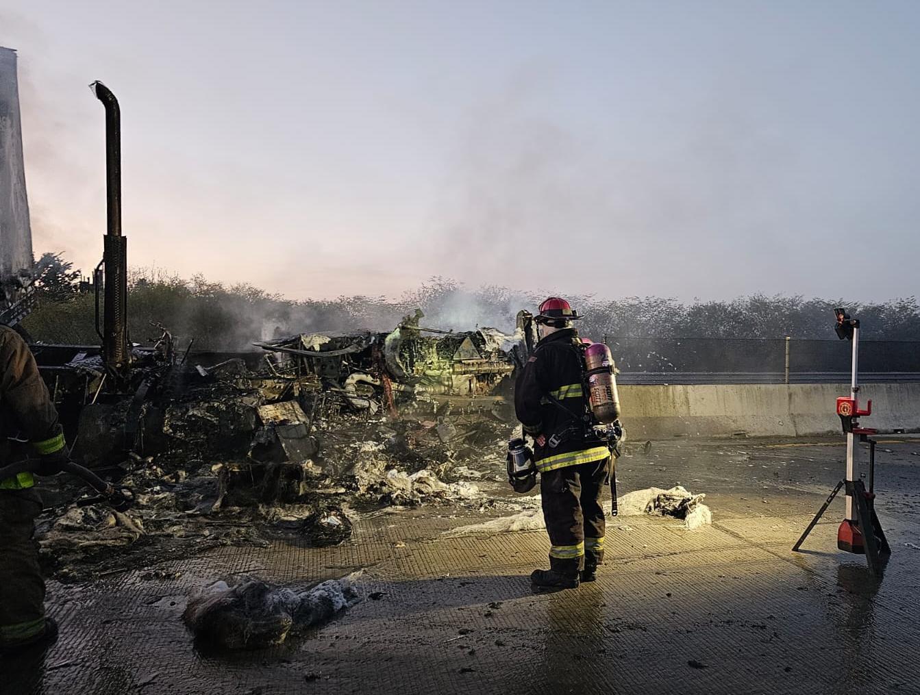 $!Se vuelca tráiler y se incendia sobre la autopista, al norte de Mazatlán