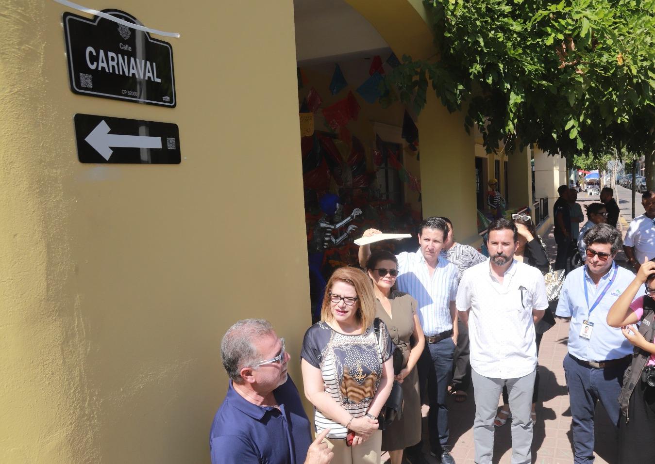 $!Develan placa de inicio de instalación de nomenclaturas y señaléticas en el Centro Histórico de Mazatlán