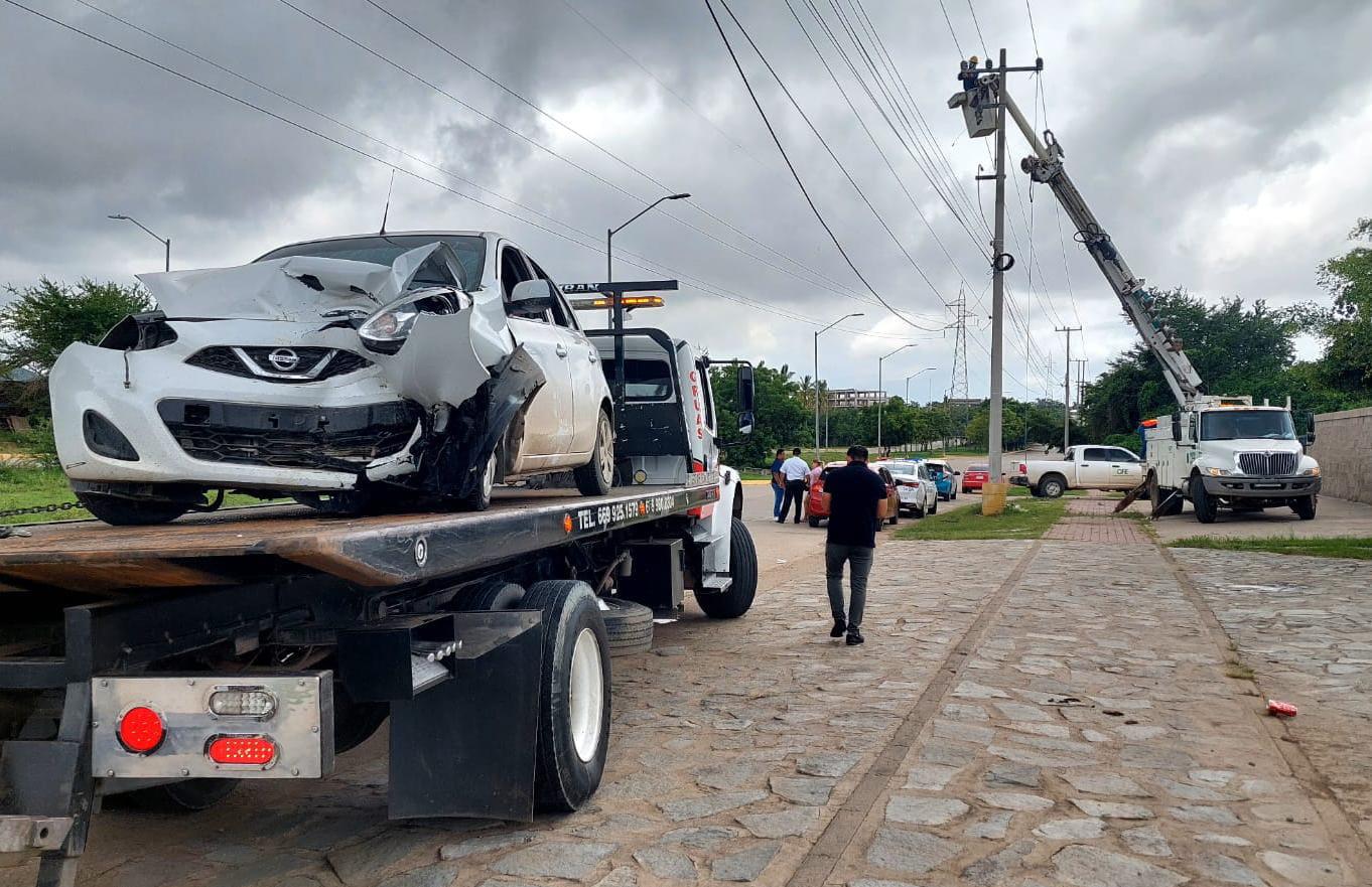 $!Conductor se desvanece al volante, choca con poste y muere en el hospital de Mazatlán