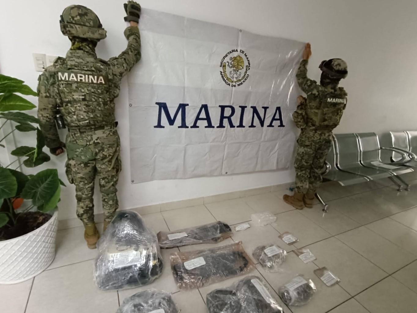 $!Asegura la Armada de México en Culiacán camioneta con armas y ponchallantas