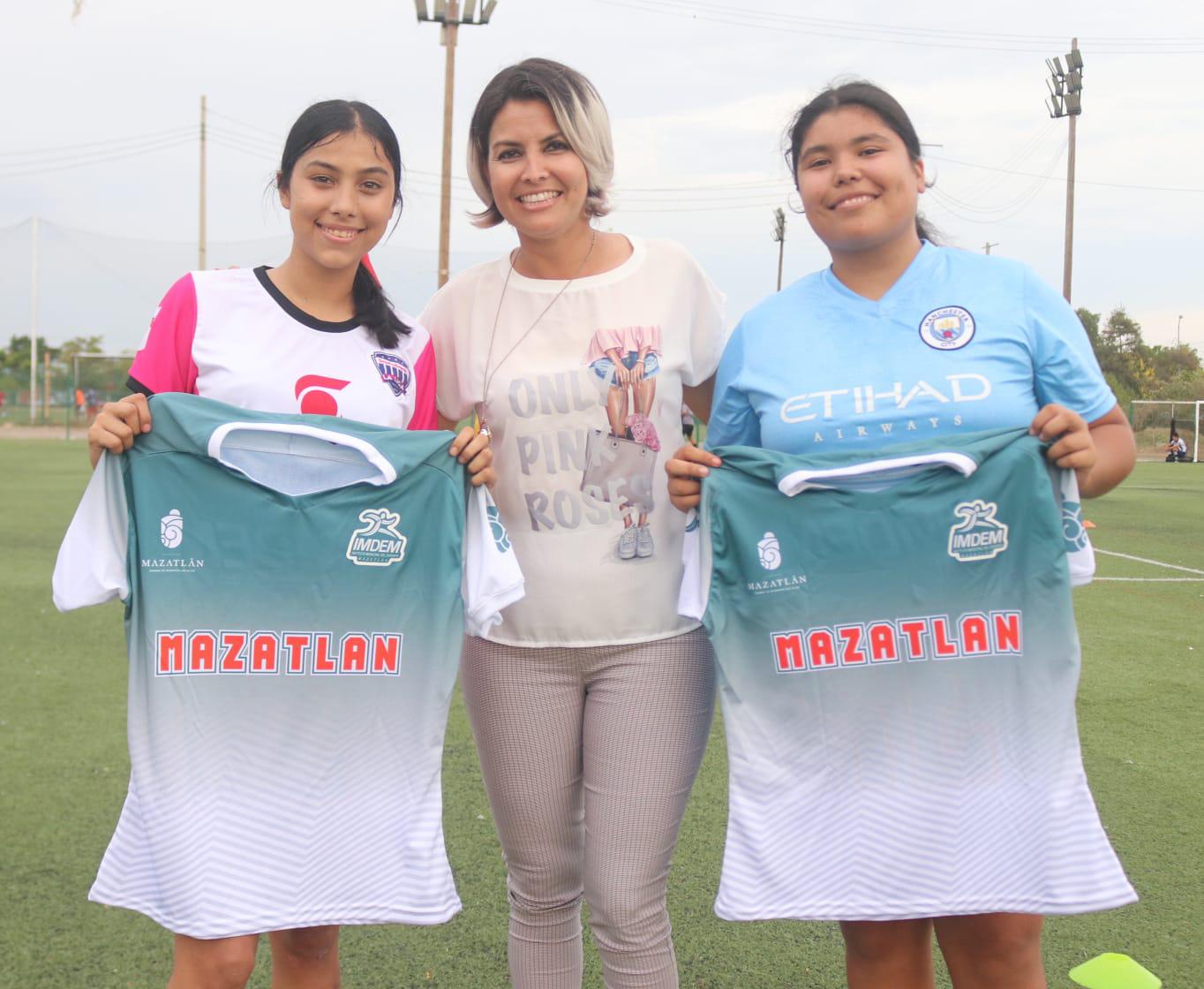 $!Selección Mazatlán recibe uniformes para encarar el Estatal Libre Femenil