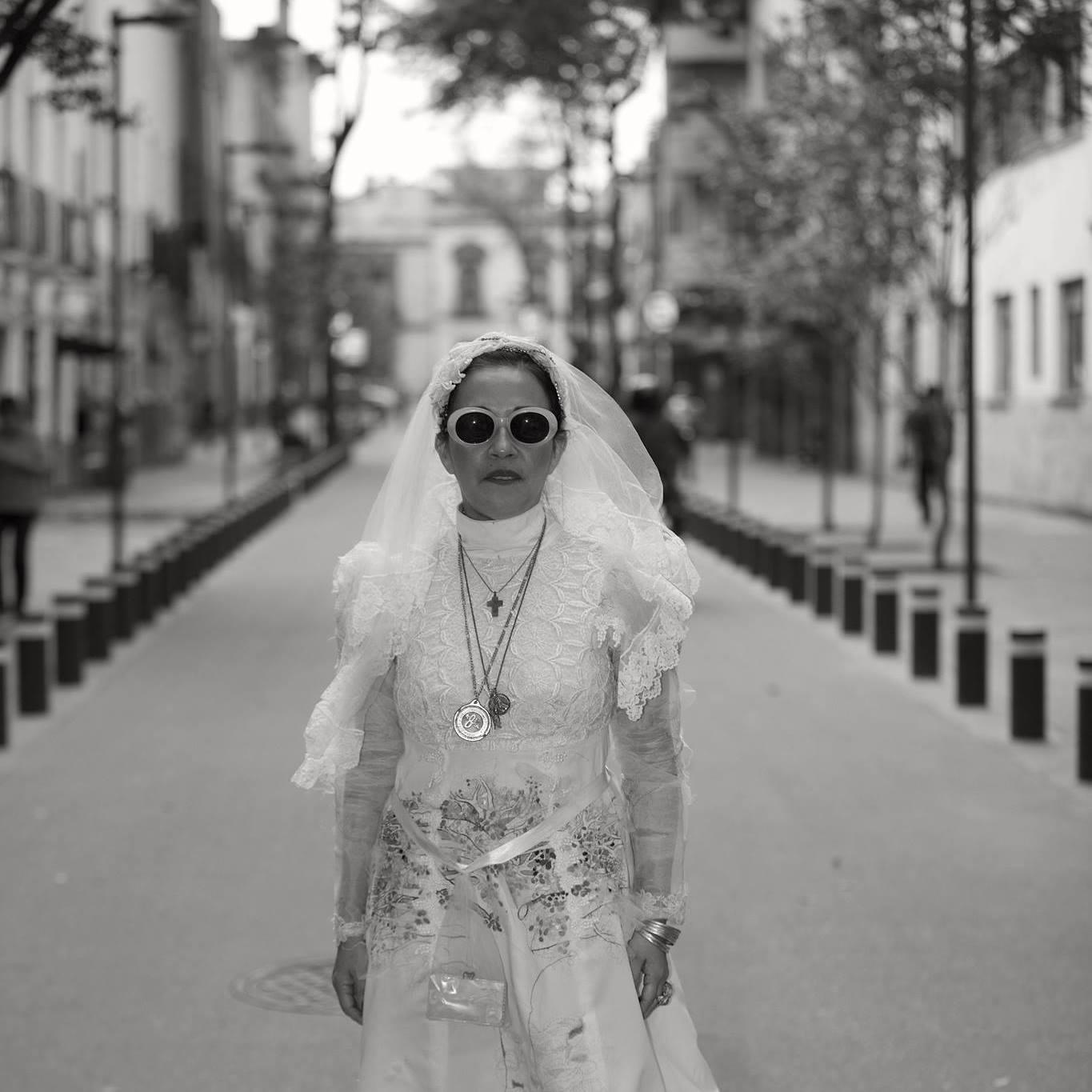 $!Desde 2015, María Romero ha recorrido las calles como Lupita, La novia de Culiacán, cada 22 de diciembre.