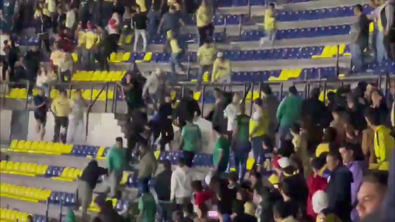 $!Se desata bronca en la grada del Estadio Azteca (VIDEO)