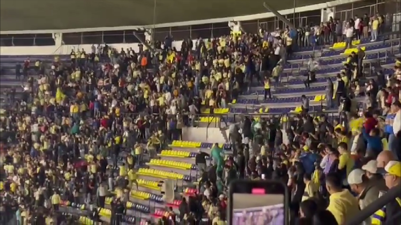 $!Se desata bronca en la grada del Estadio Azteca (VIDEO)