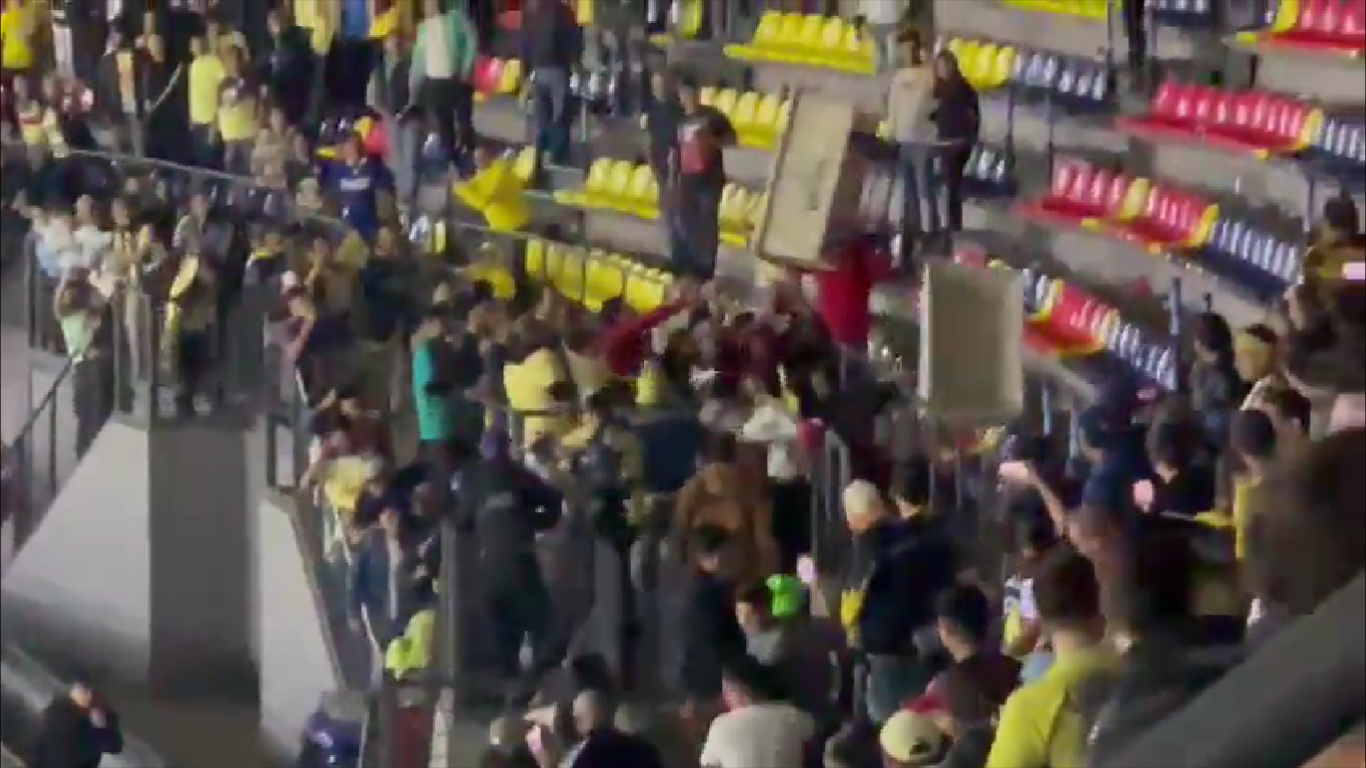 $!Se desata bronca en la grada del Estadio Azteca (VIDEO)