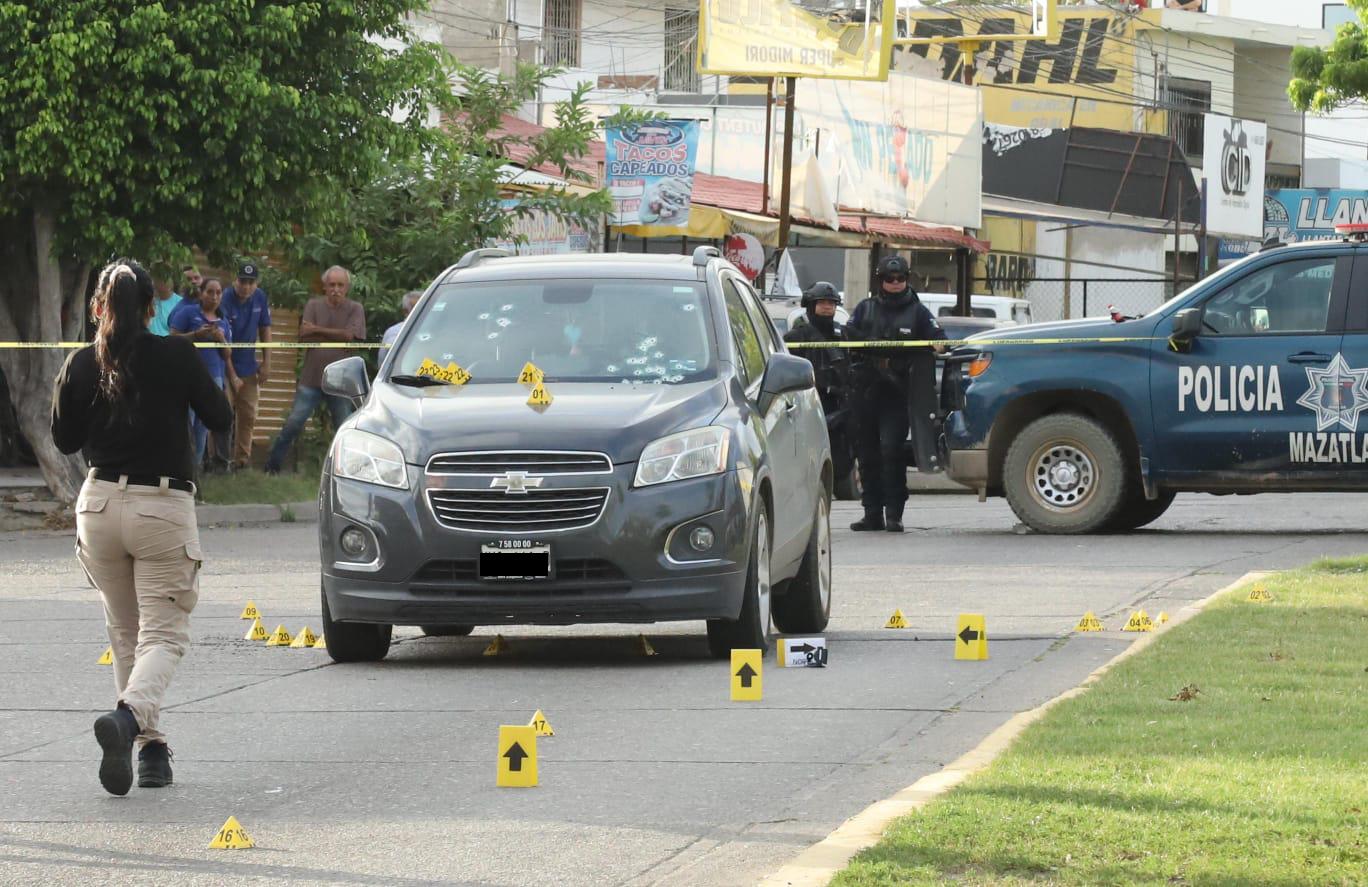 $!Asesinan a balazos a policía municipal cuando conducía en una camioneta en Mazatlán