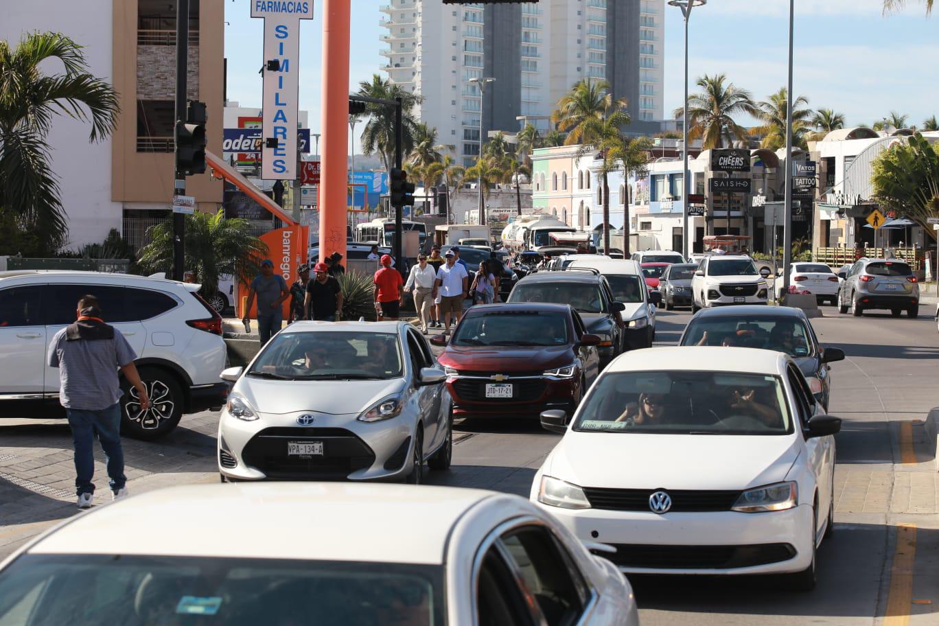 $!Saturadas las vialidades de la zona turística de Mazatlán