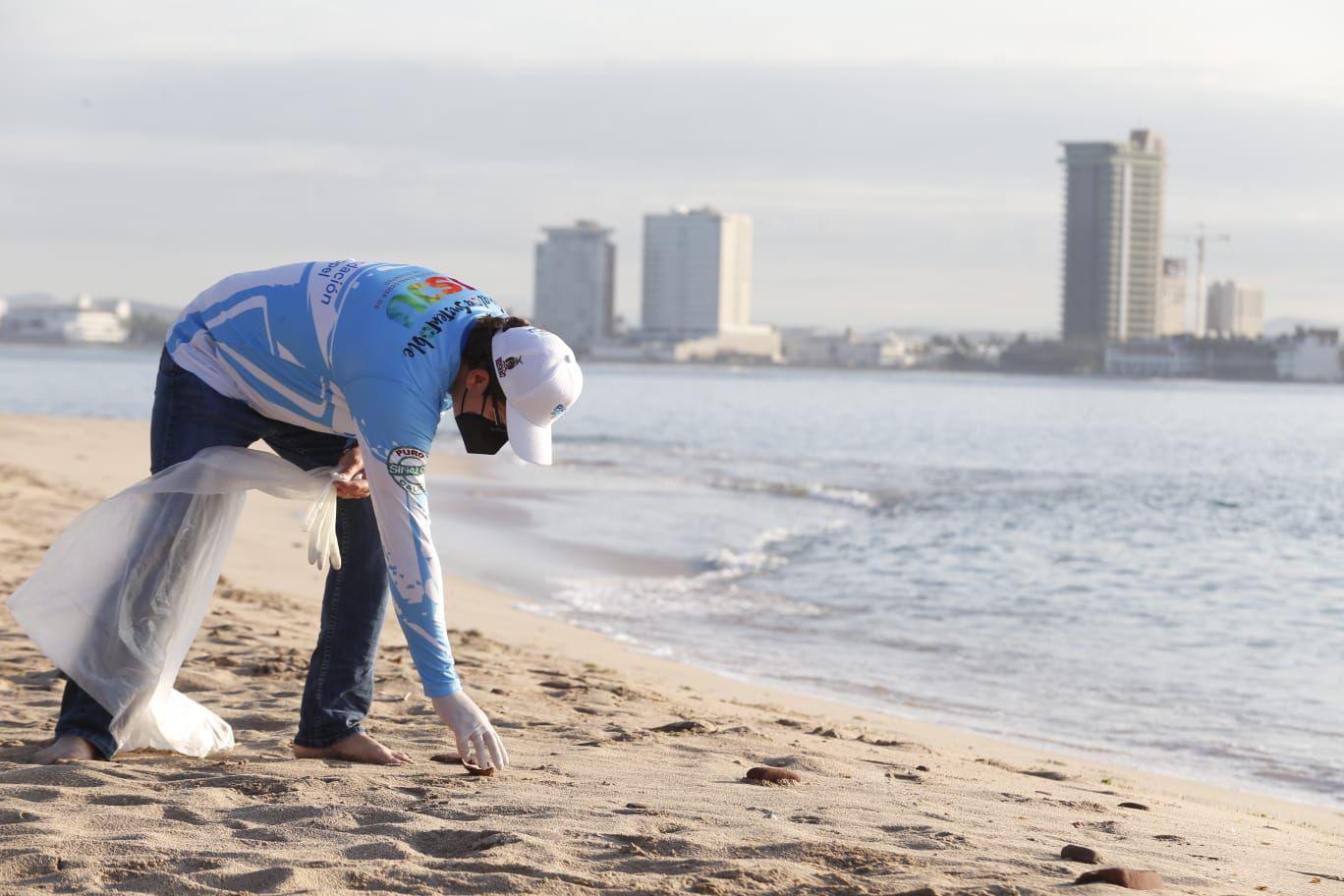 $!Realizan campaña de playas limpias en la Isla Venados, en Mazatlán