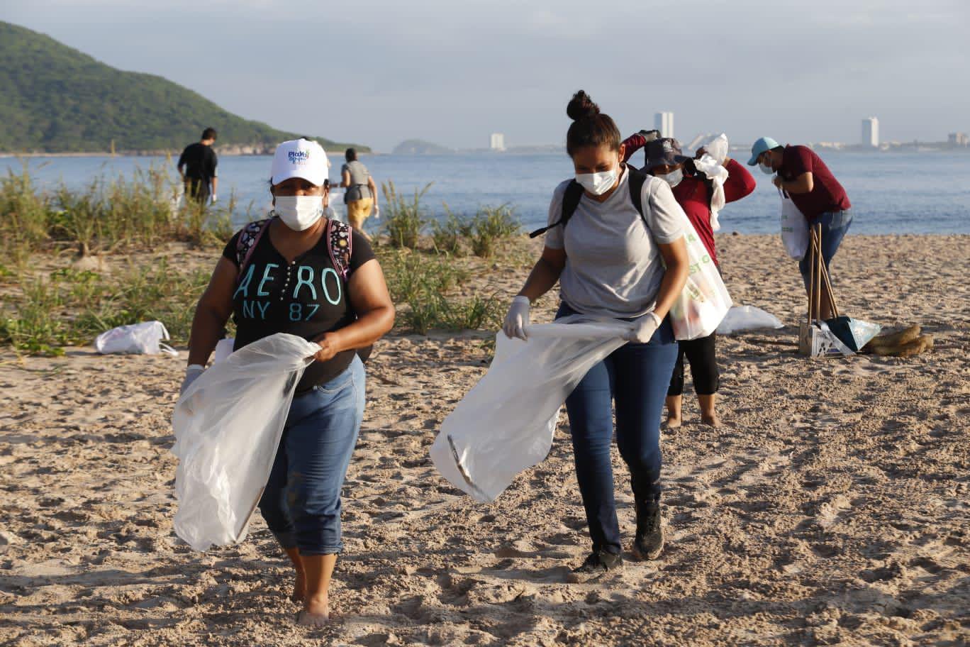 $!Realizan campaña de playas limpias en la Isla Venados, en Mazatlán