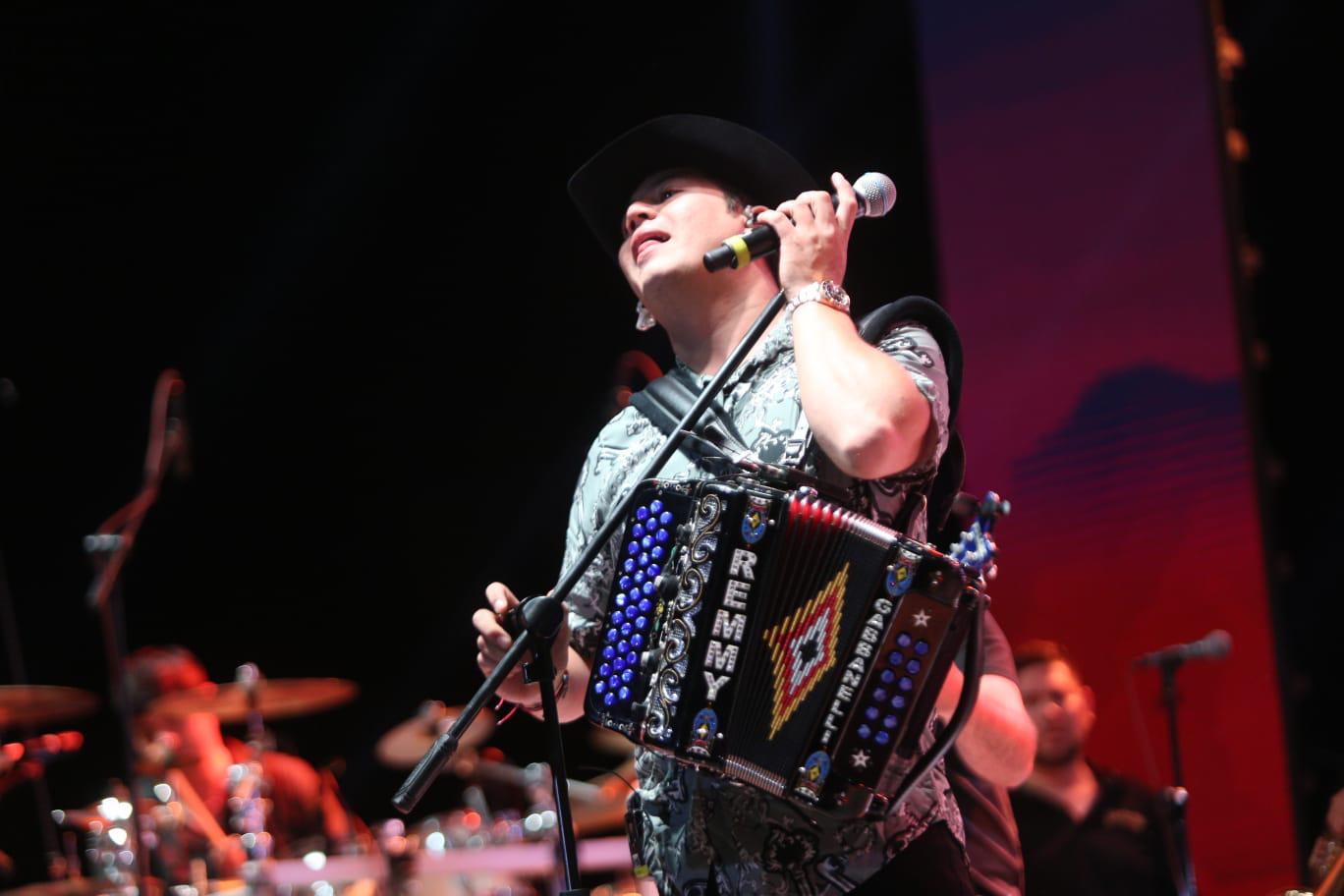 $!Con su acordeón, Remmy Valenzuela ‘arma’ una gran fiesta grupera en Mazatlán