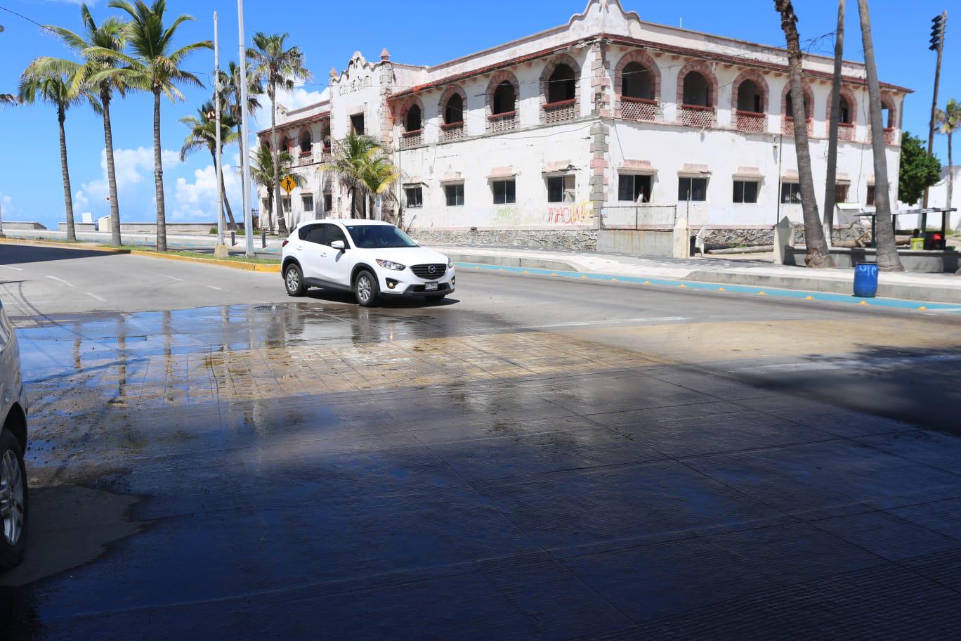 $!Prevalece descarga de aguas negras hacia Playa Pinitos, en Mazatlán; exigen solución