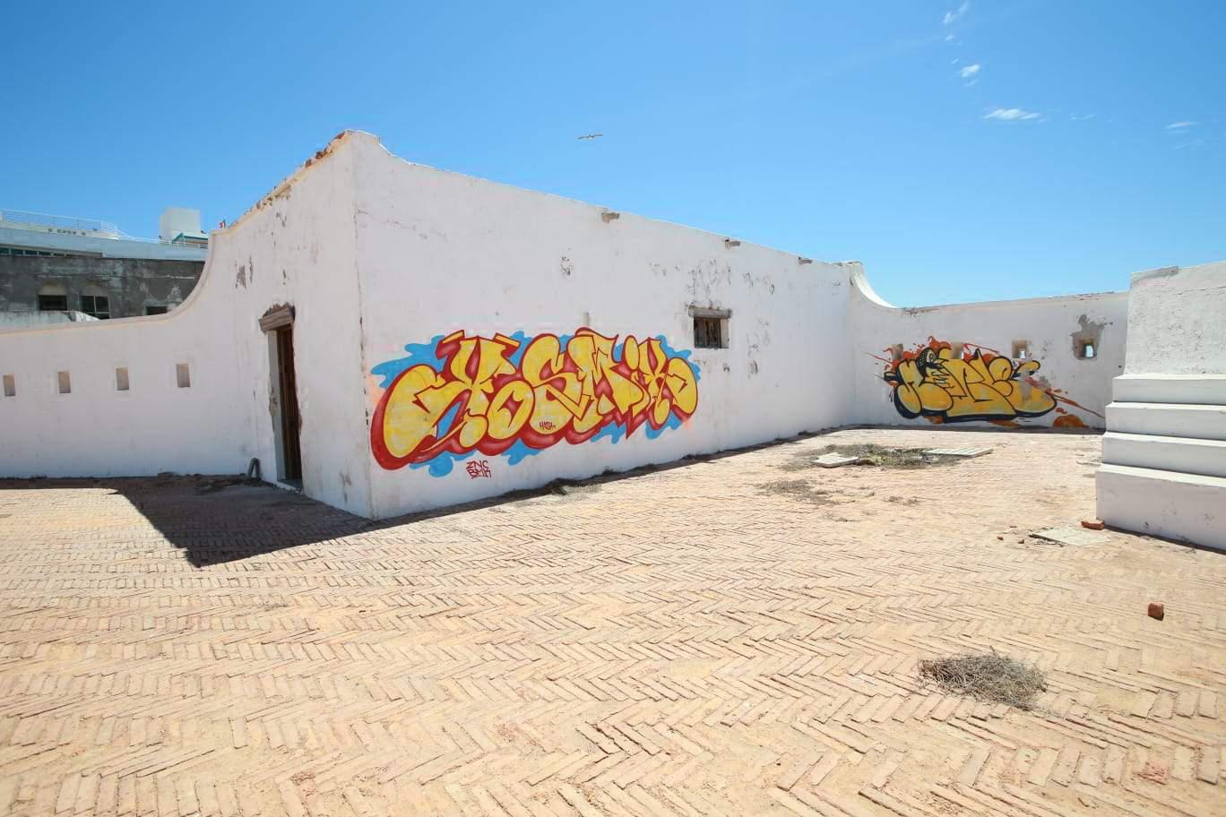 $!Con grafiti, maleza y sin vigilancia se encuentra el recinto histórico en Mazatlán.