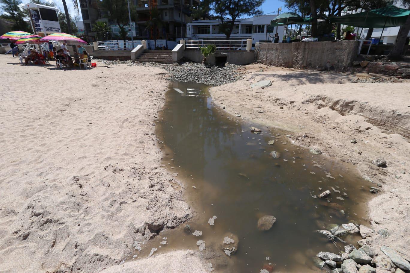 $!Prevalece descarga de aguas negras hacia Playa Pinitos, en Mazatlán; exigen solución