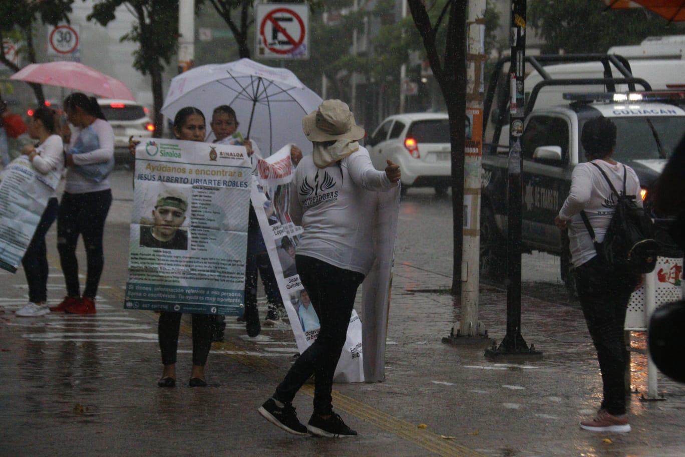 $!Con protesta en Palacio de Gobierno y pega de pancartas en Catedral conmemoran en Culiacán Día Desaparición Forzada