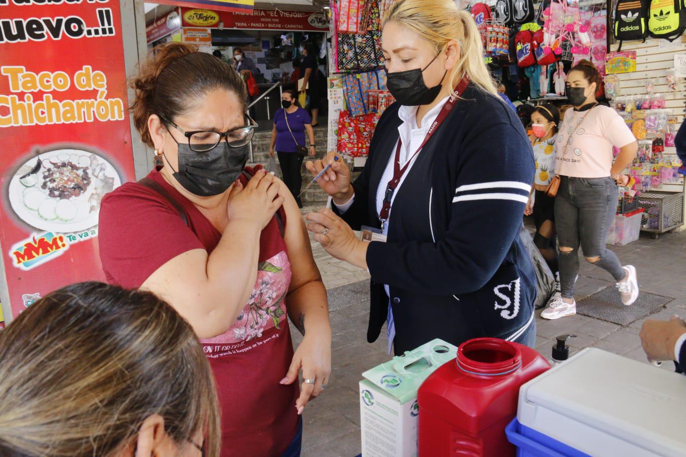 $!Realizan campaña de vacunación contra la influenza en el Centro de Culiacán