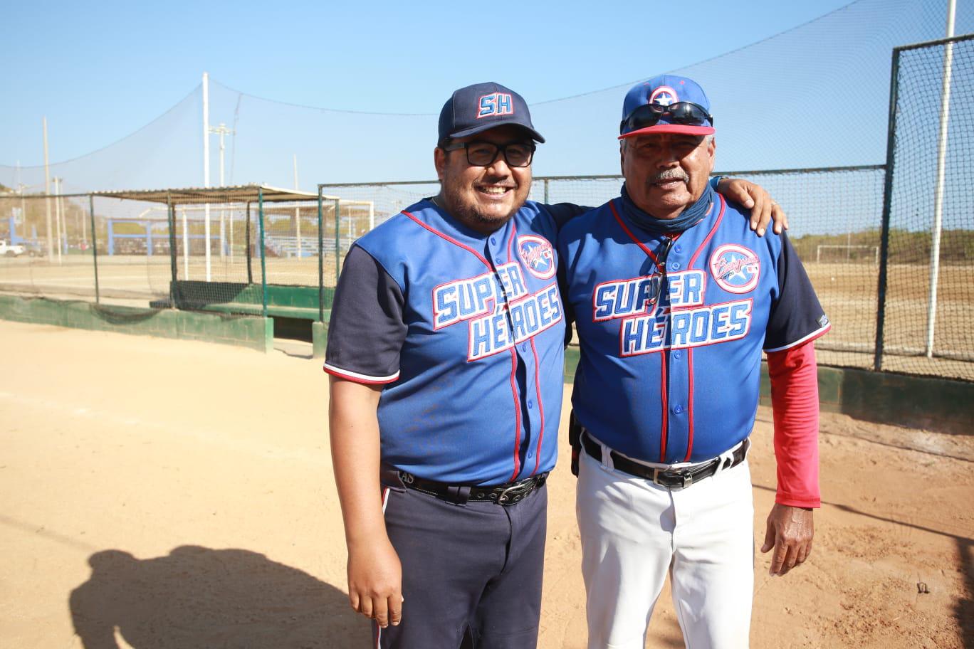 $!Carlos Guzmán, el ‘padre’ de decenas de niños Súper Héroes