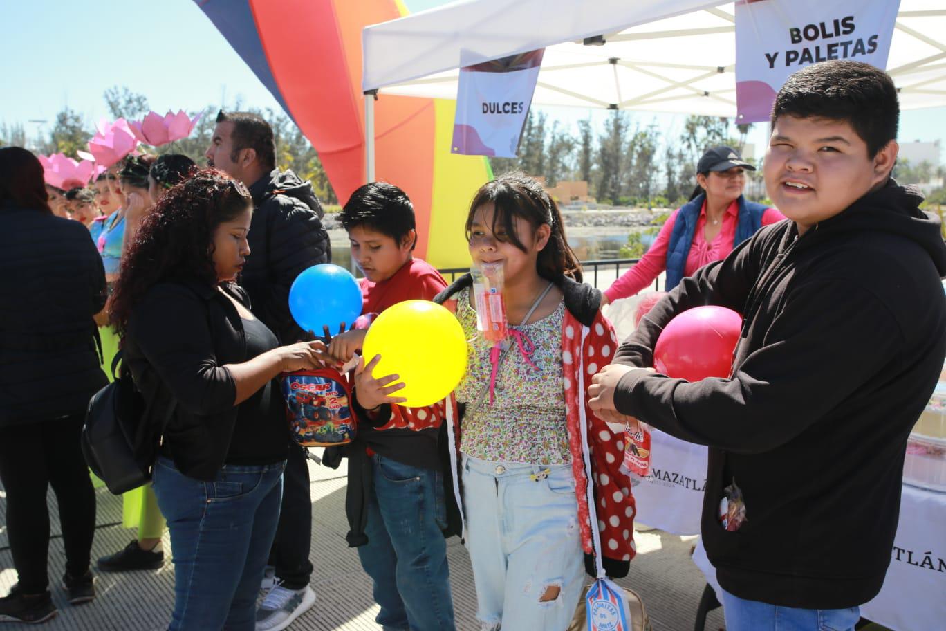 $!Disfrutan el Día de la Familia en el Parque Central de Mazatlán