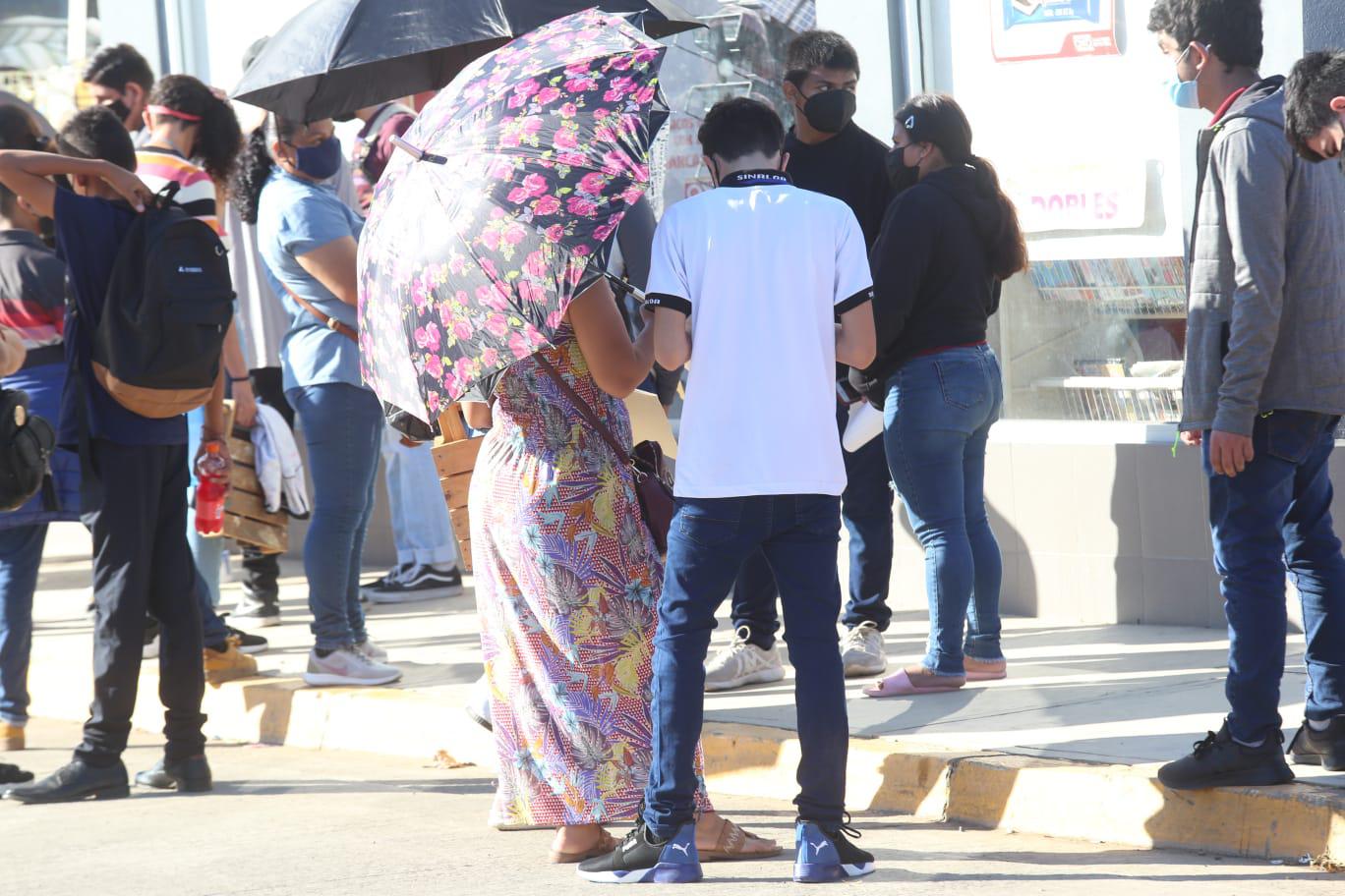 $!Una jornada de vacunación lenta, agobiante y descontrolada viven adolescentes mazatlecos este miércoles