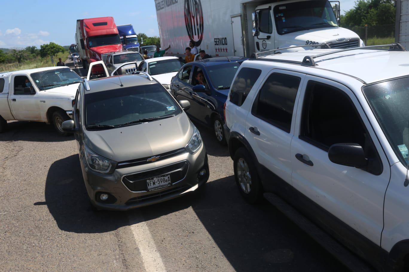 $!Reina el caos en autopista Mazatlán-Culiacán; miles se quedan varados, otra vez