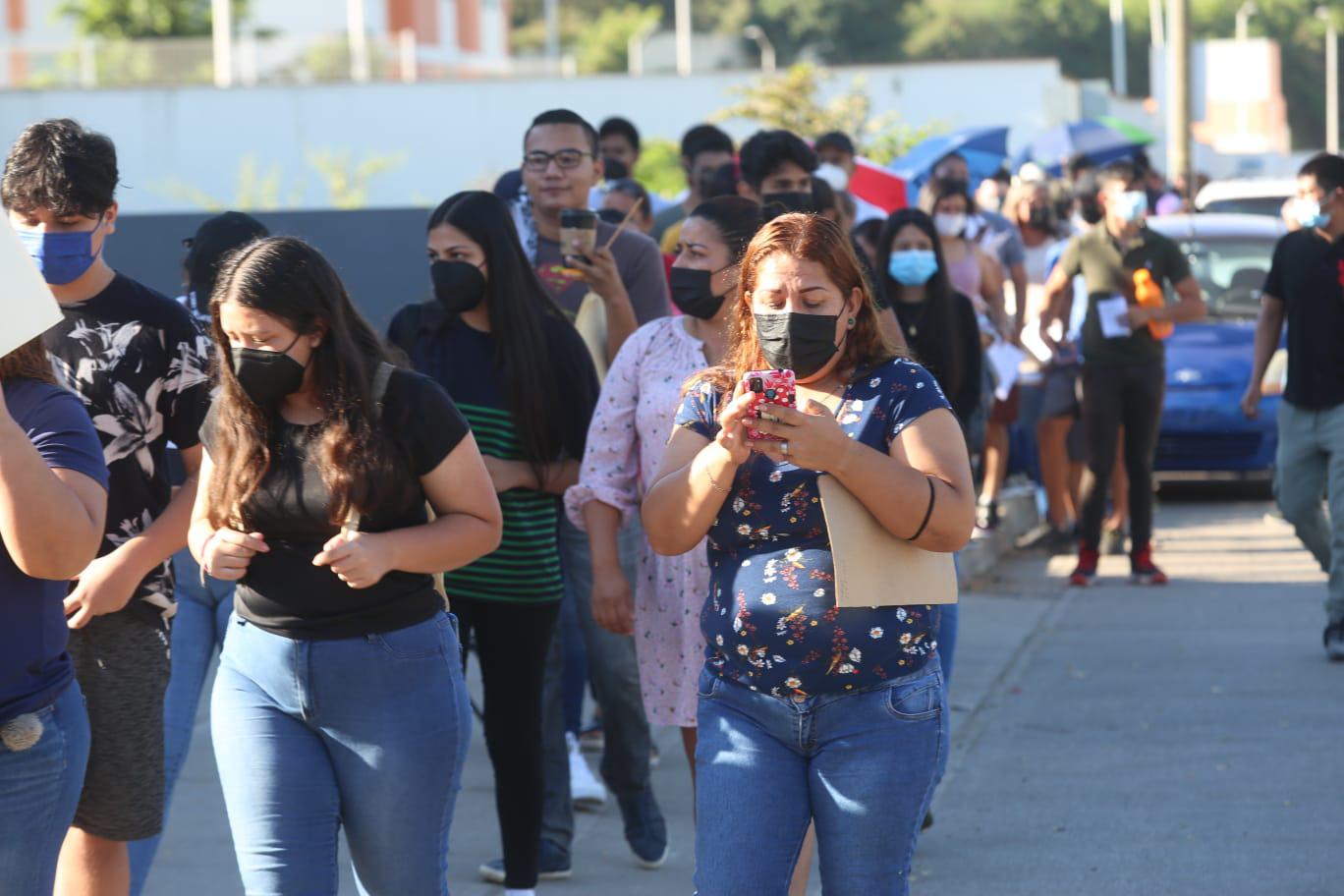 $!Una jornada de vacunación lenta, agobiante y descontrolada viven adolescentes mazatlecos este miércoles