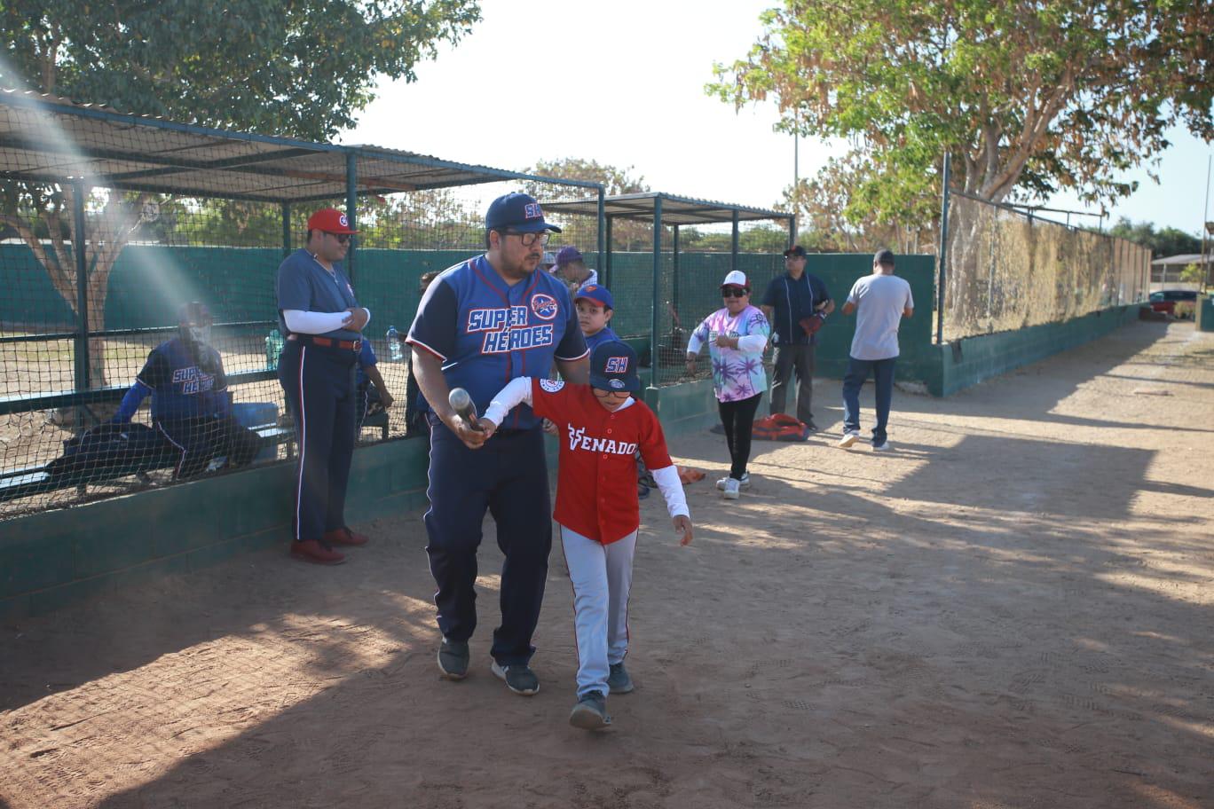 $!Carlos Guzmán, el ‘padre’ de decenas de niños Súper Héroes