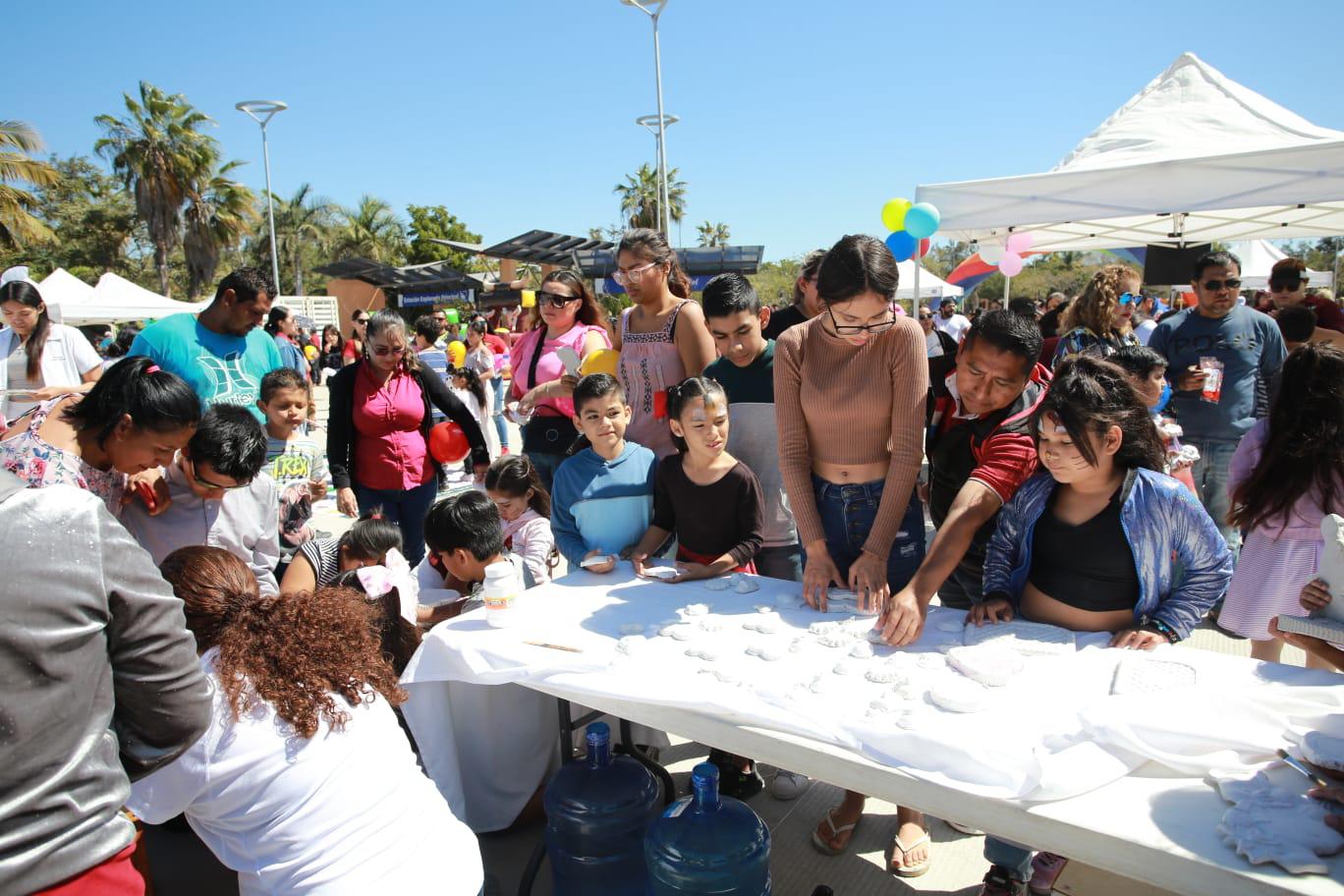 $!Disfrutan el Día de la Familia en el Parque Central de Mazatlán