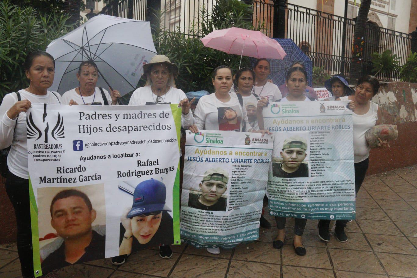 $!Con protesta en Palacio de Gobierno y pega de pancartas en Catedral conmemoran en Culiacán Día Desaparición Forzada