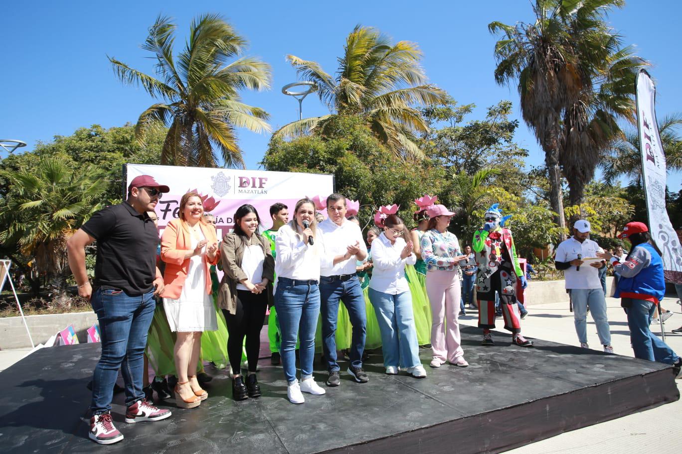 $!Disfrutan el Día de la Familia en el Parque Central de Mazatlán