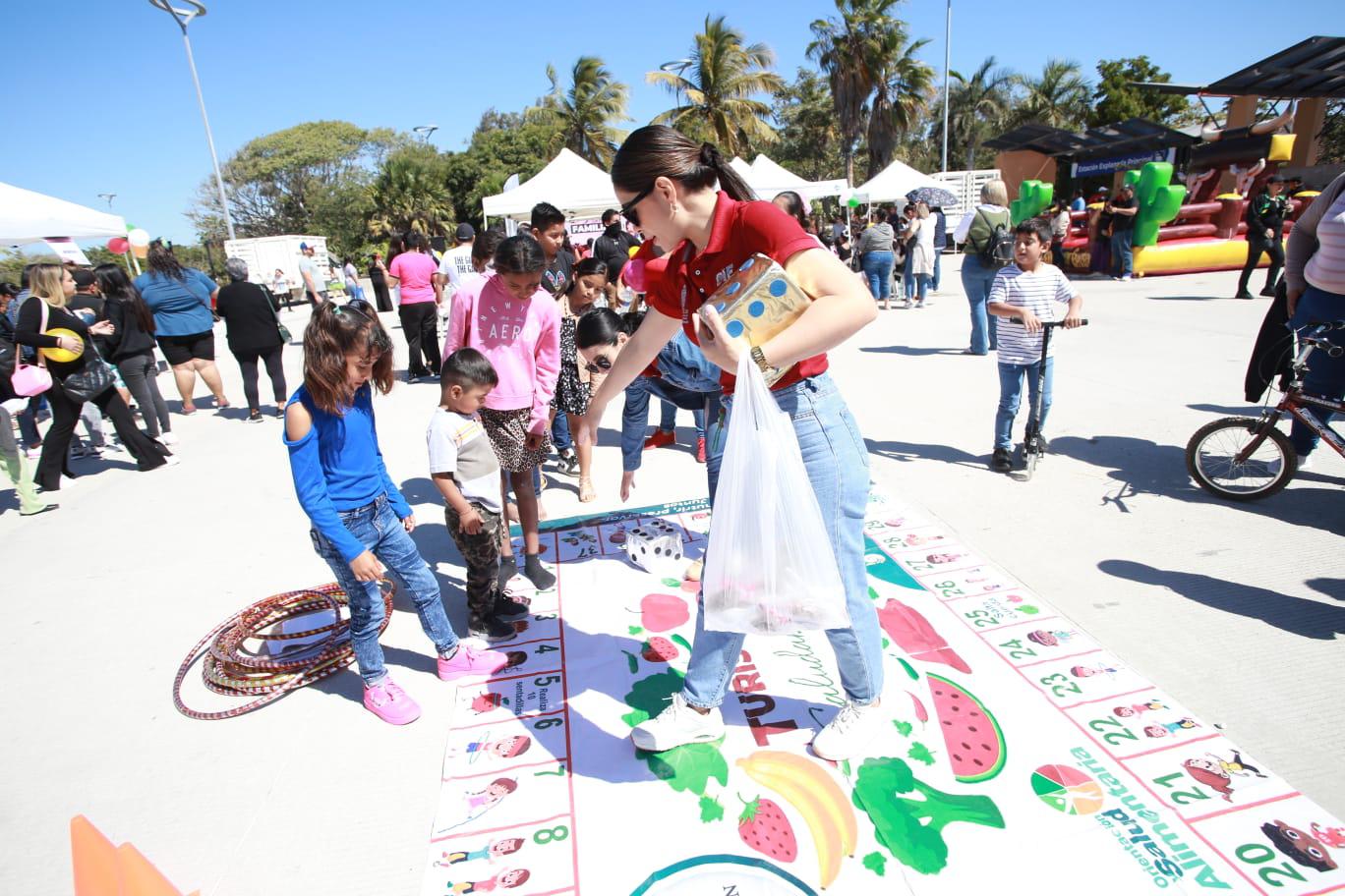 $!Disfrutan el Día de la Familia en el Parque Central de Mazatlán